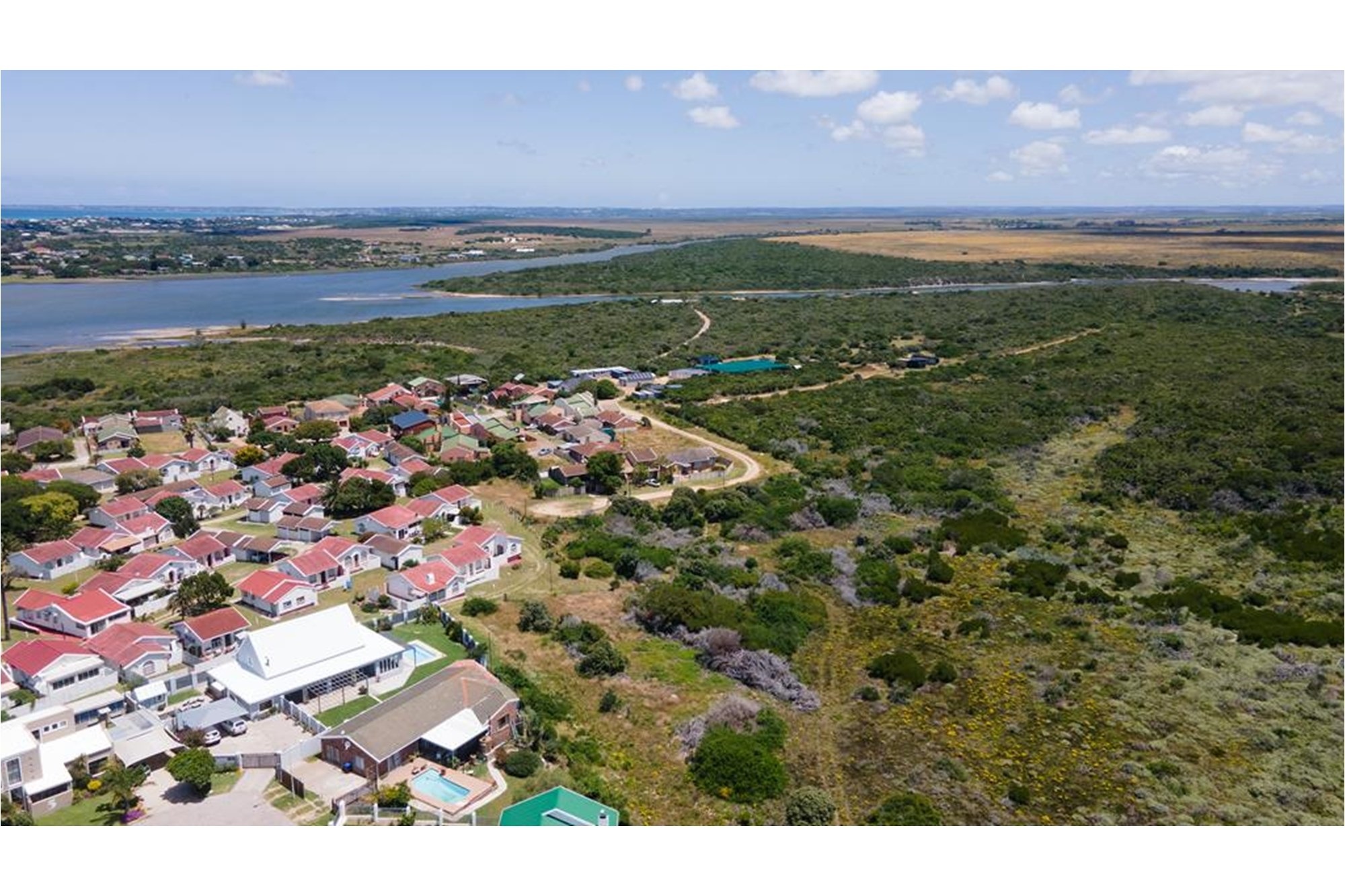 Swan Lake, Jeffreys Bay 120 Stylish Freehold Residence