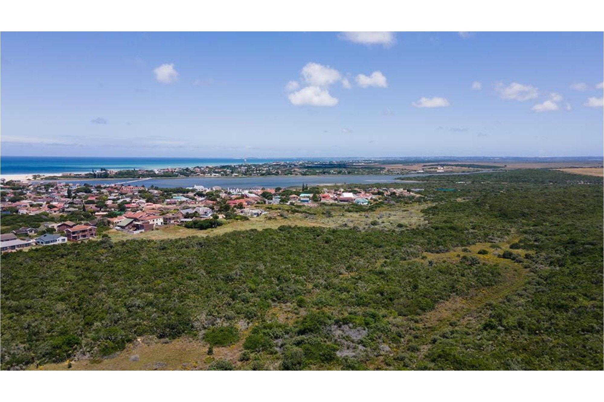 Swan Lake, Jeffreys Bay 120 Stylish Freehold Residence