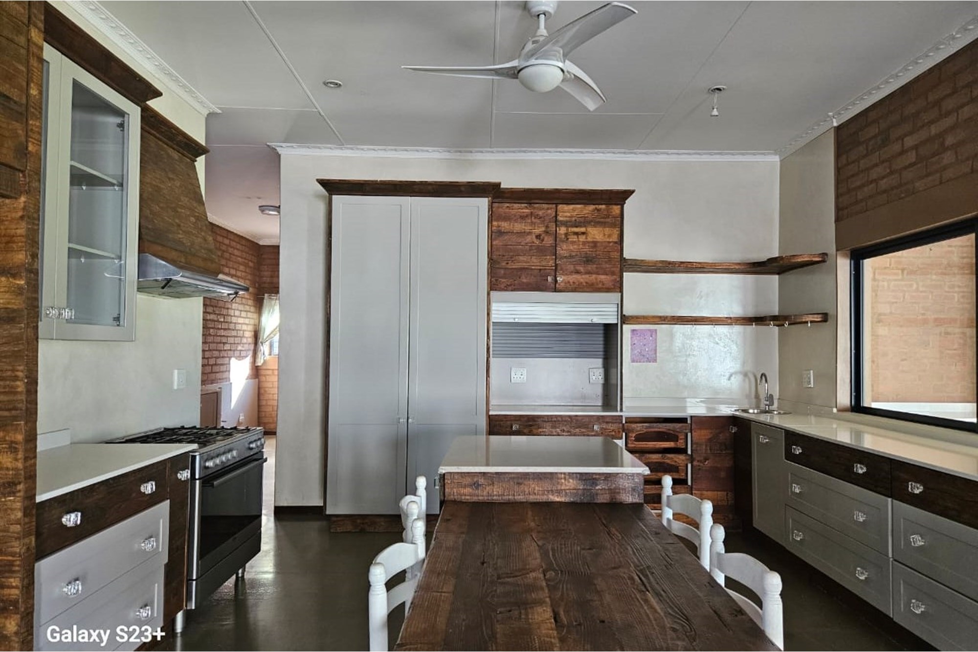 Effortlessly Luxurious, Infinitely Stylish Family home Over Looking The Golf Couse