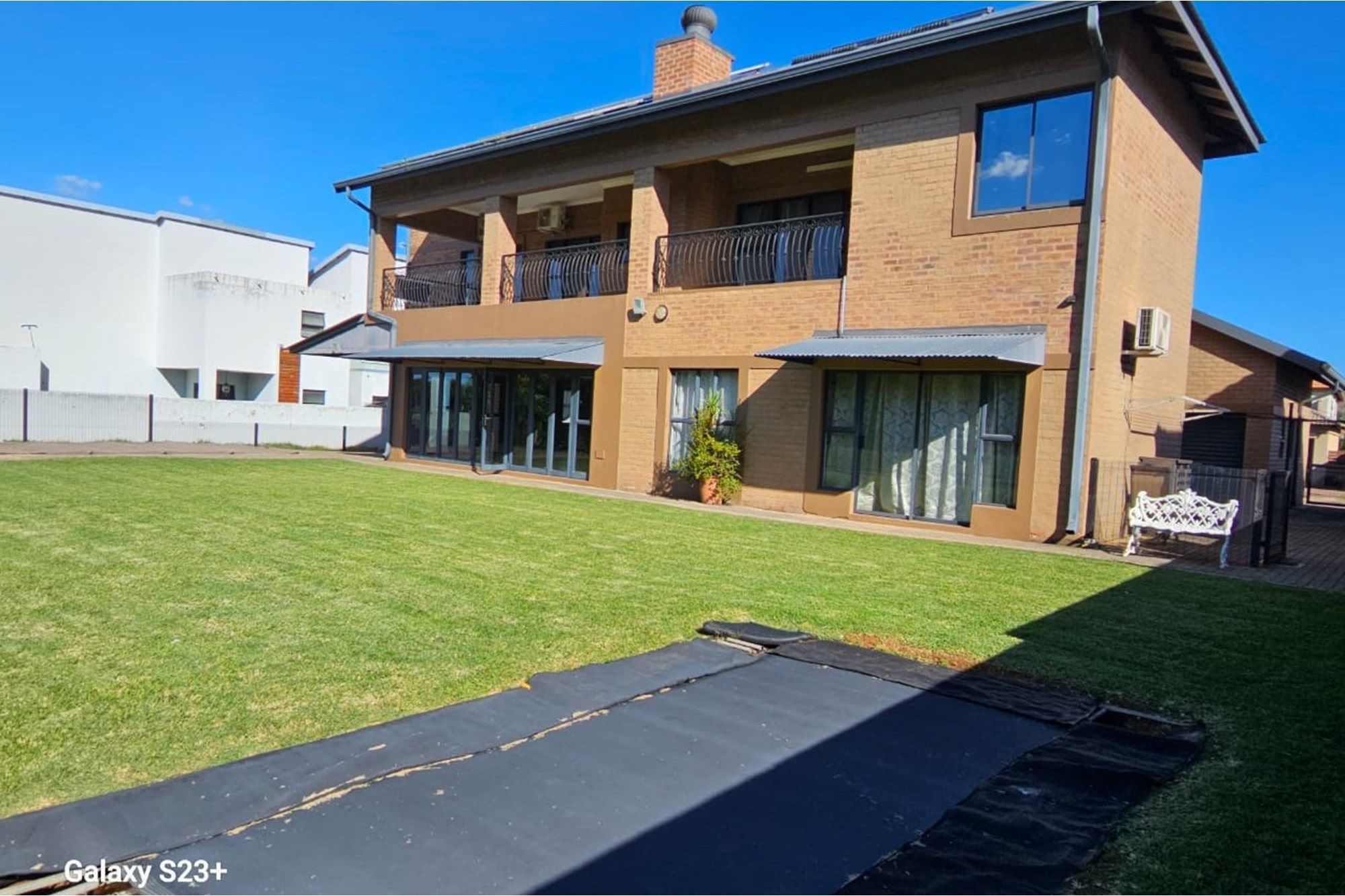 Effortlessly Luxurious, Infinitely Stylish Family home Over Looking The Golf Couse