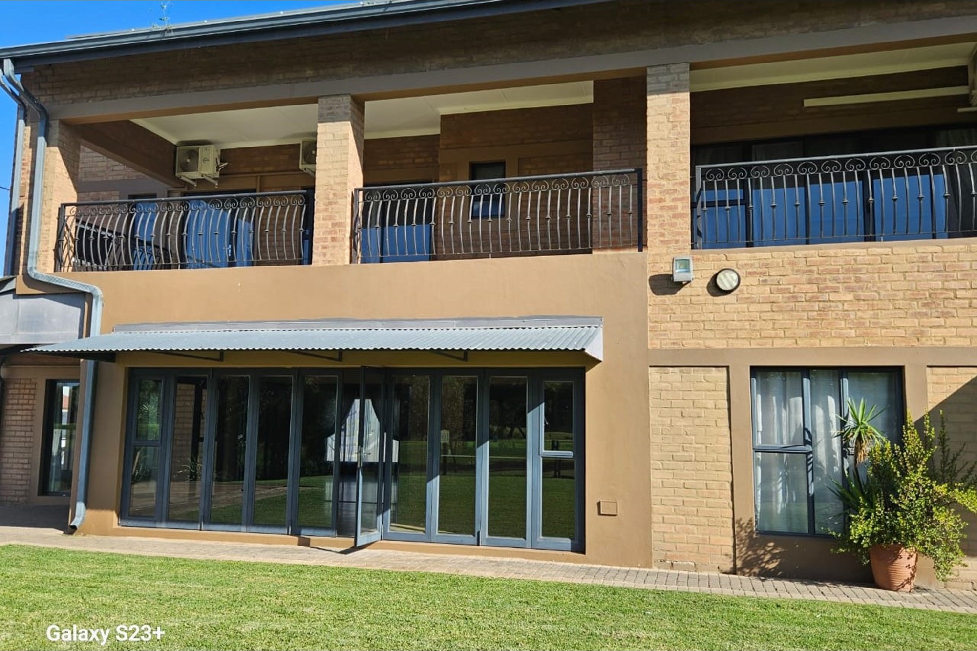 Effortlessly Luxurious, Infinitely Stylish Family home Over Looking The Golf Couse