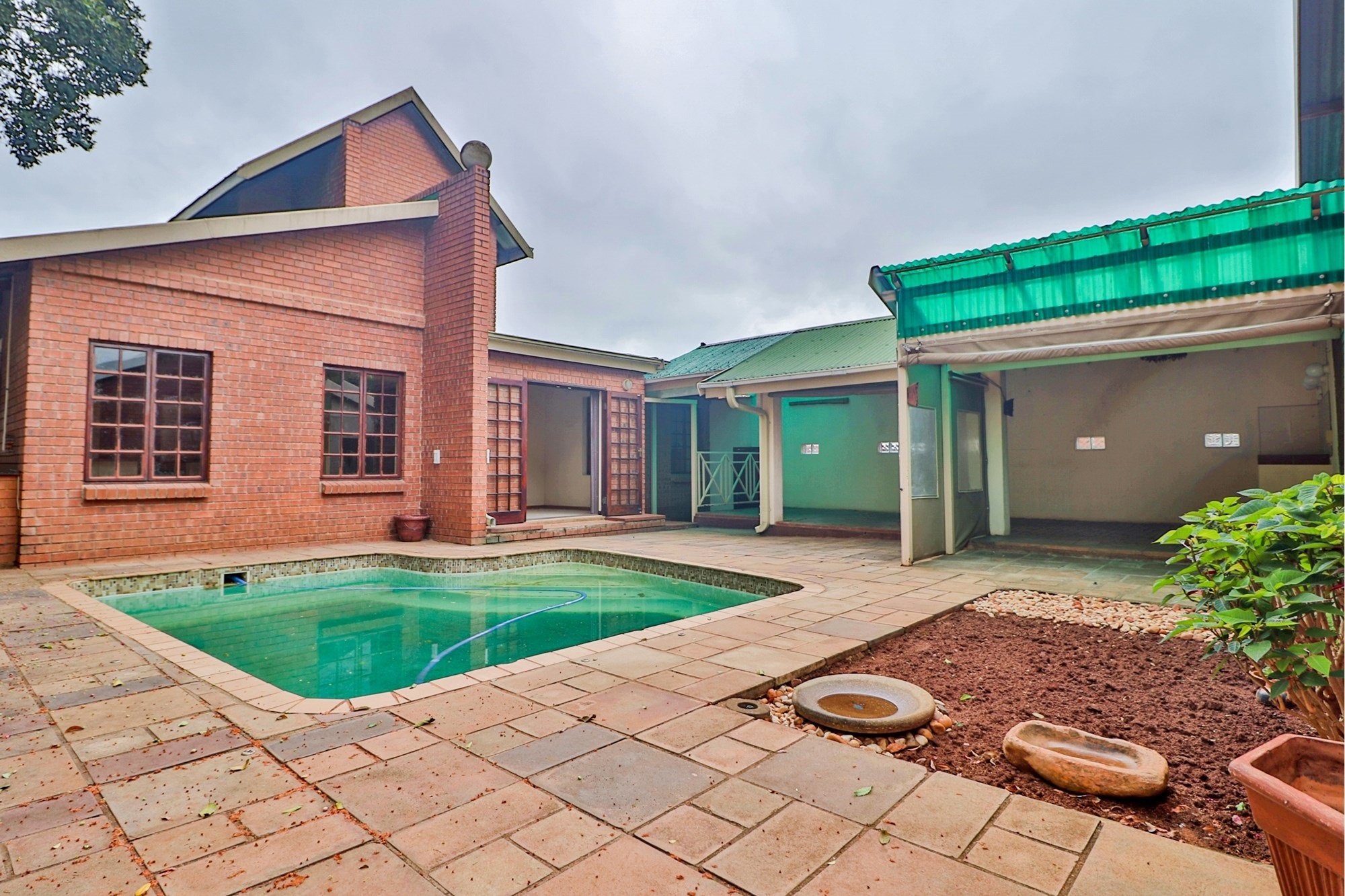 Charming 4 Bed Cluster Home in an Exclusive Complex, Awaits You!