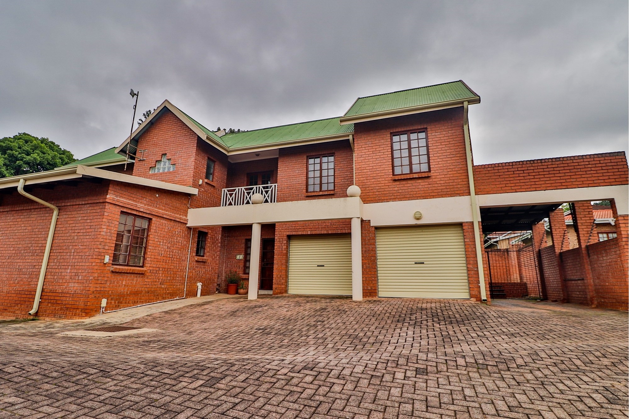 Charming 4 Bed Cluster Home in an Exclusive Complex, Awaits You!