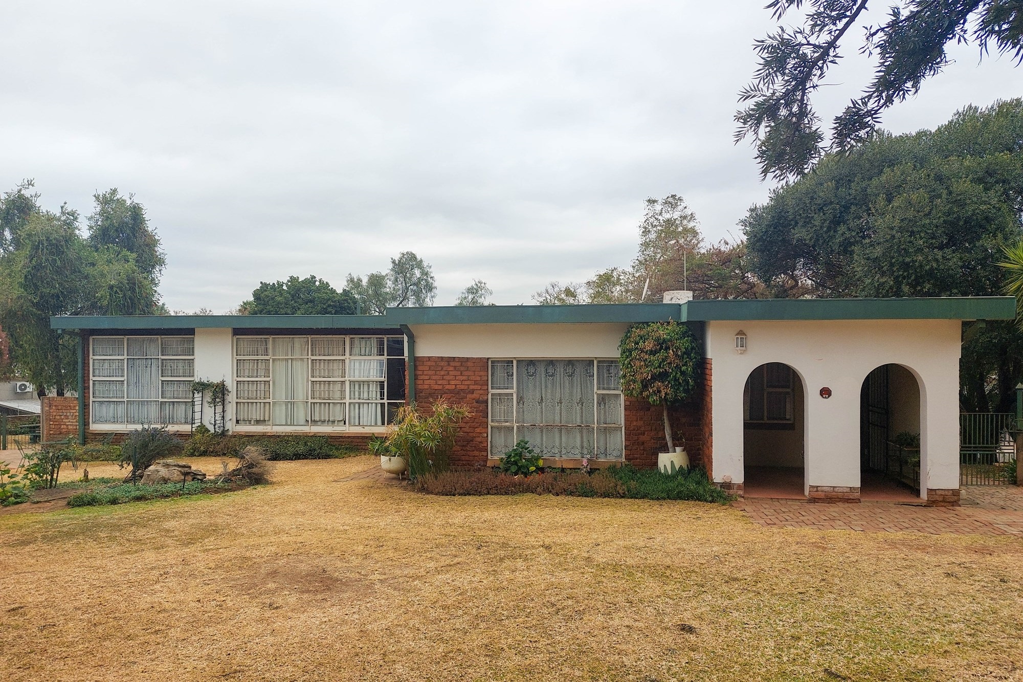 Spacious 4-Bedroom Home on Large Stand in Erasmia