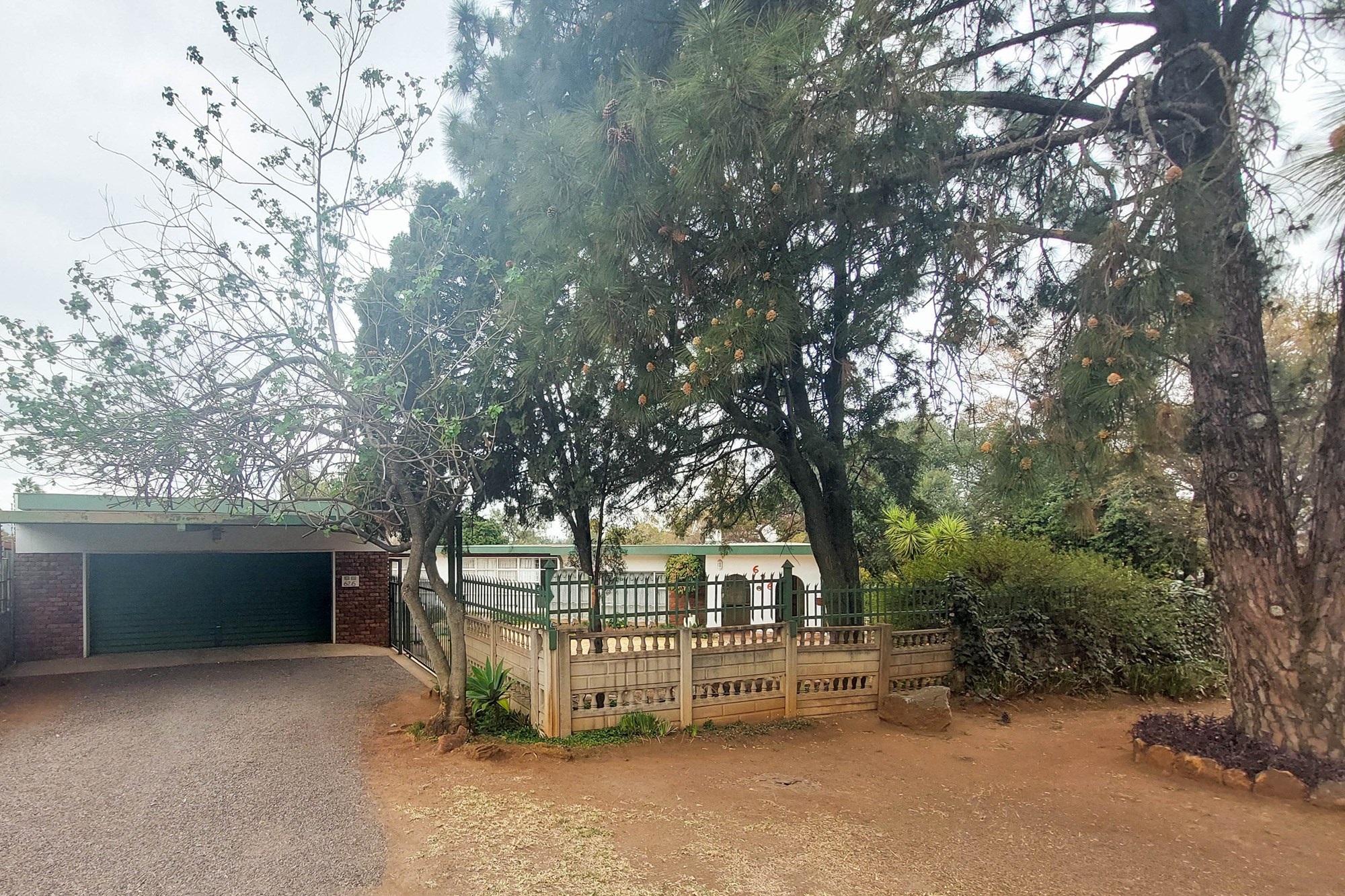 Spacious 4-Bedroom Home on Large Stand in Erasmia