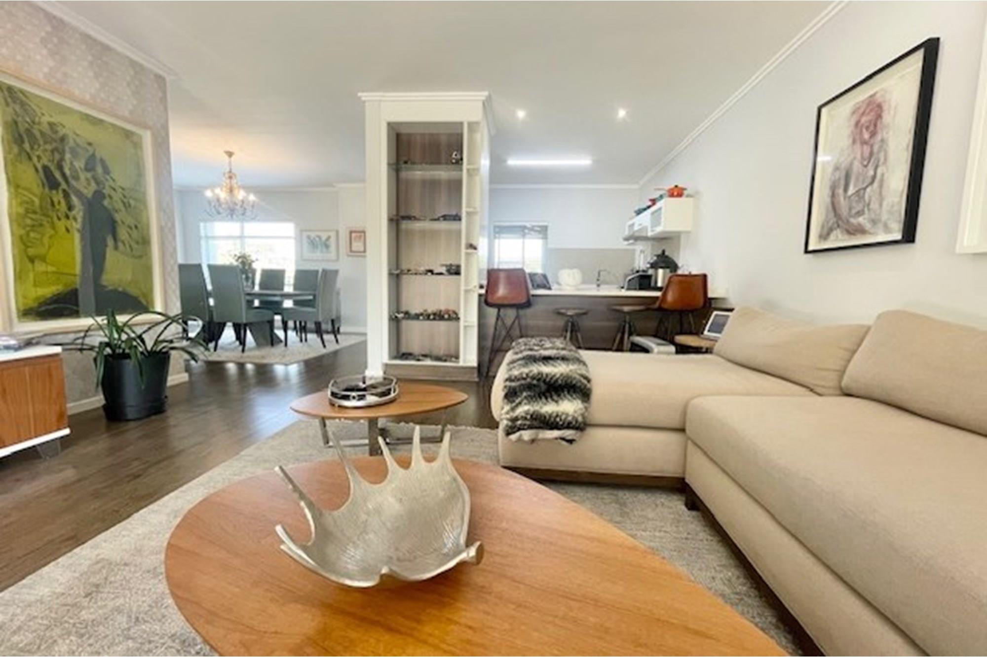 Exceptionally well maintained 3 bed top floor apartment, Morningside