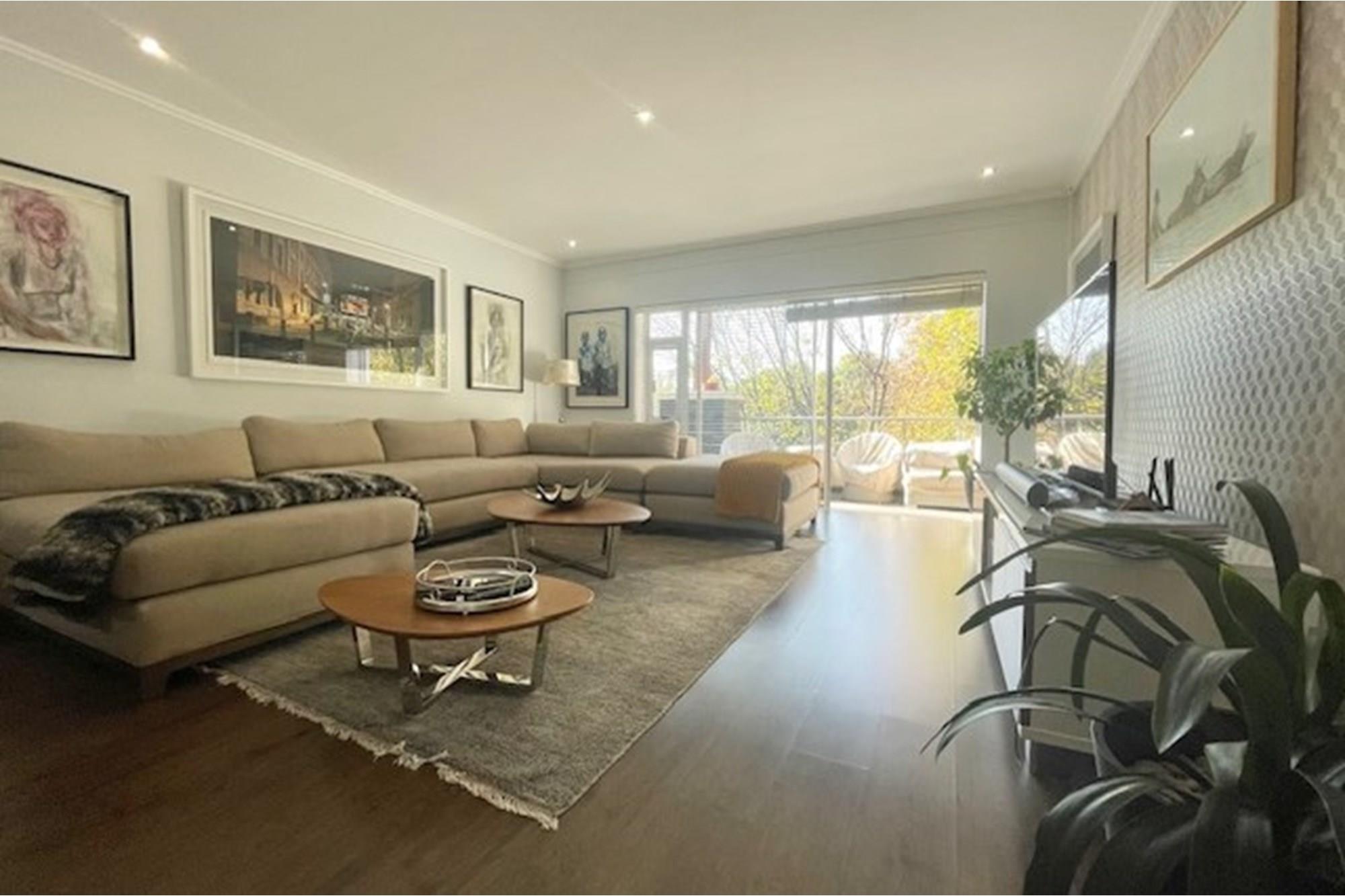 Exceptionally well maintained 3 bed top floor apartment, Morningside