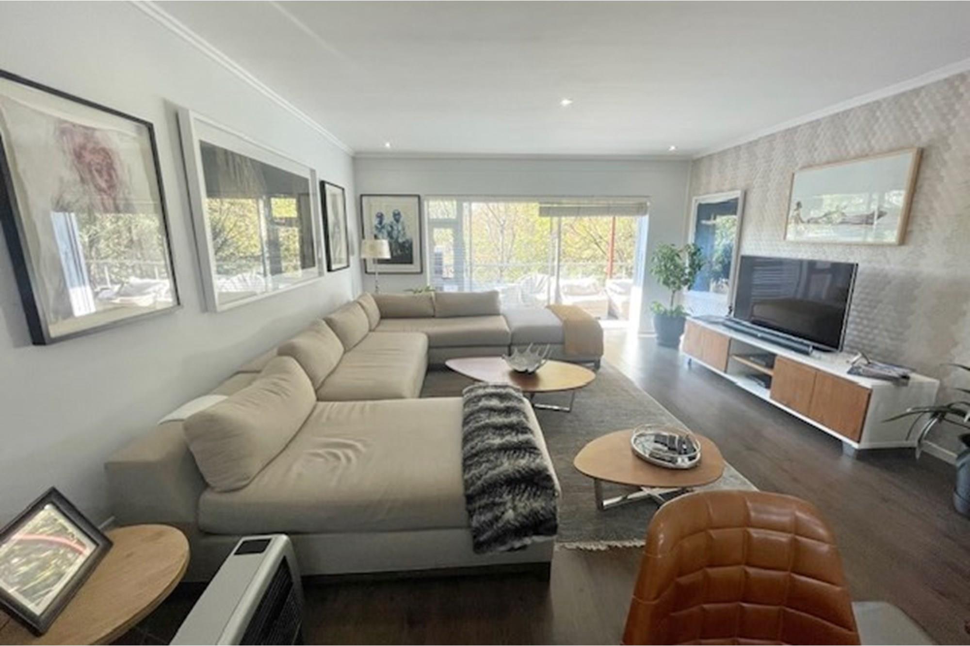 Exceptionally well maintained 3 bed top floor apartment, Morningside