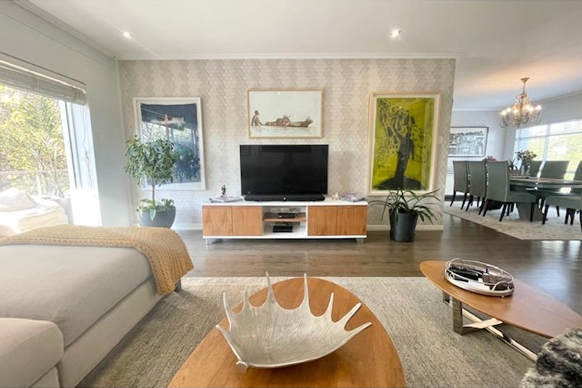 Exceptionally well maintained 3 bed top floor apartment, Morningside