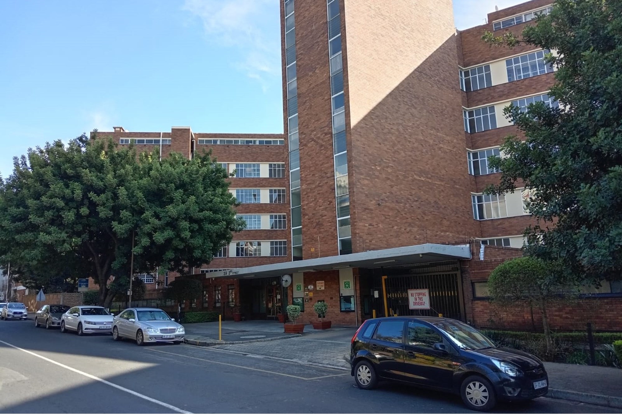 Dream Home in Killarney: Modern 2-Bed Condo