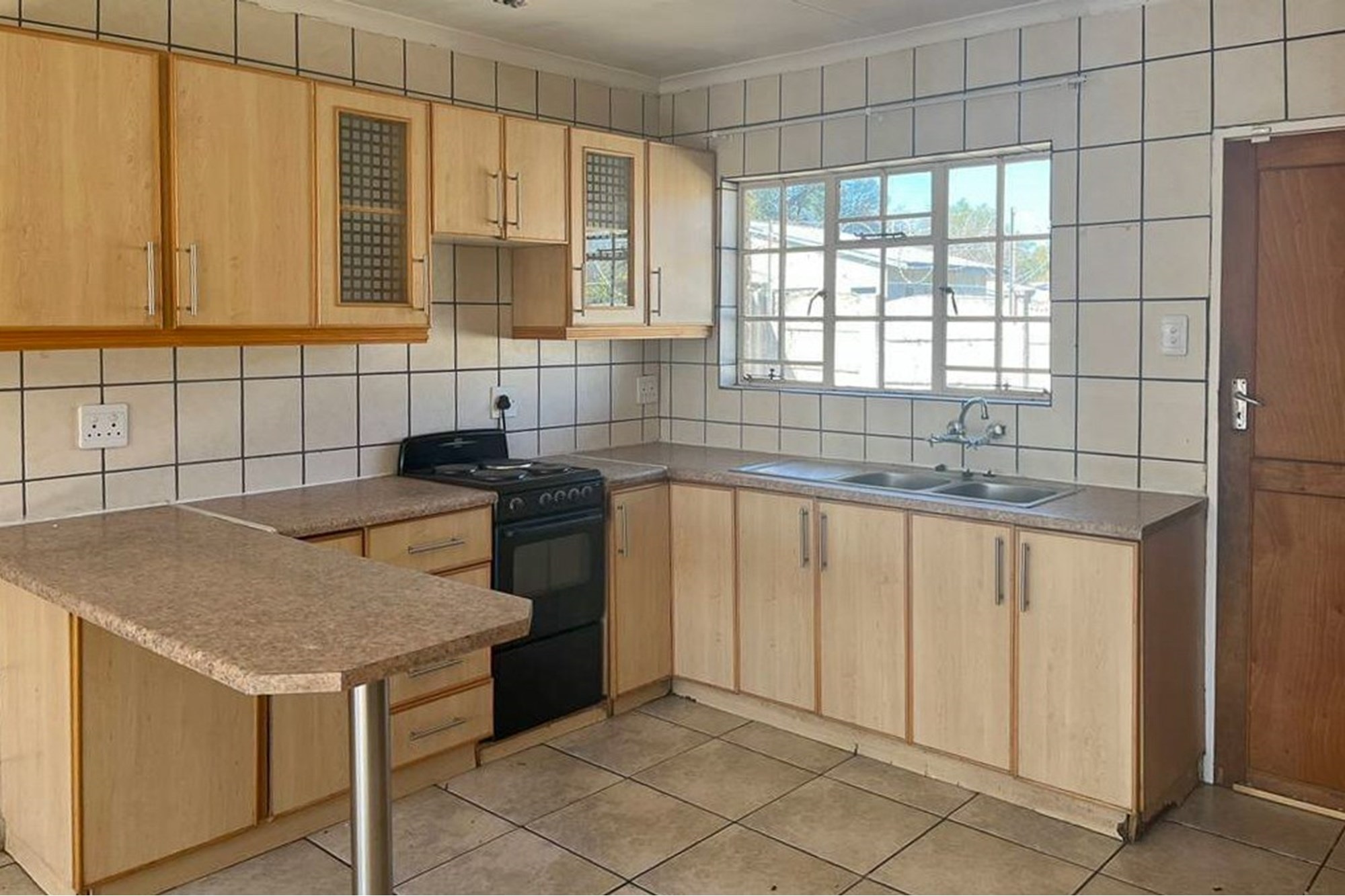 EXCELLENT OPPORTUNITY FOR INVESTOR, 3 SIMPLEX TOWNHOUSES AND 3 BEDROOM TOWNHOUSE ON LARGE STAND