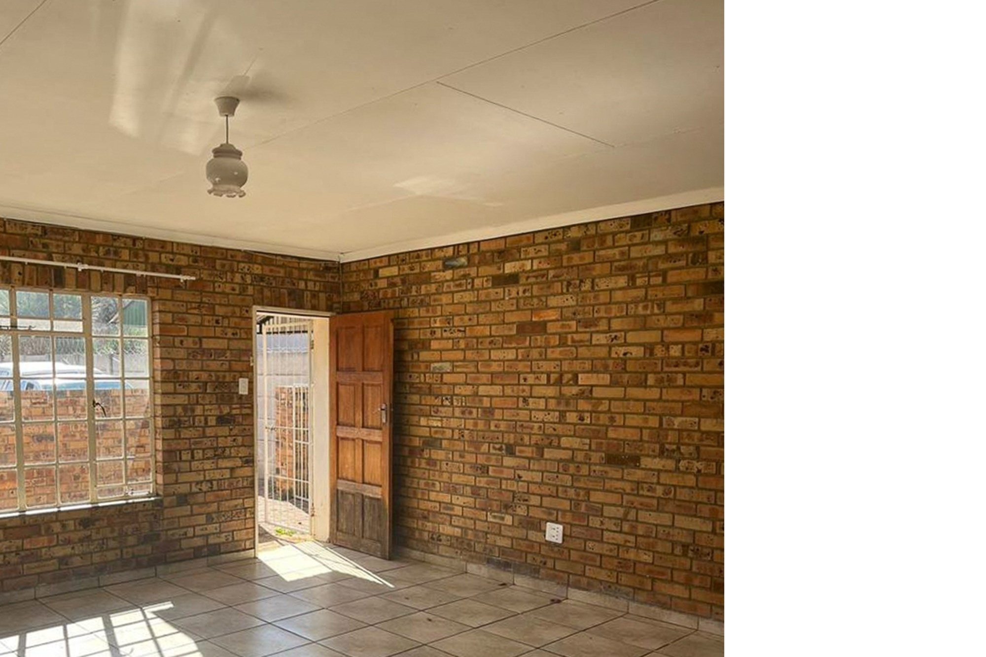 EXCELLENT OPPORTUNITY FOR INVESTOR, 3 SIMPLEX TOWNHOUSES AND 3 BEDROOM TOWNHOUSE ON LARGE STAND