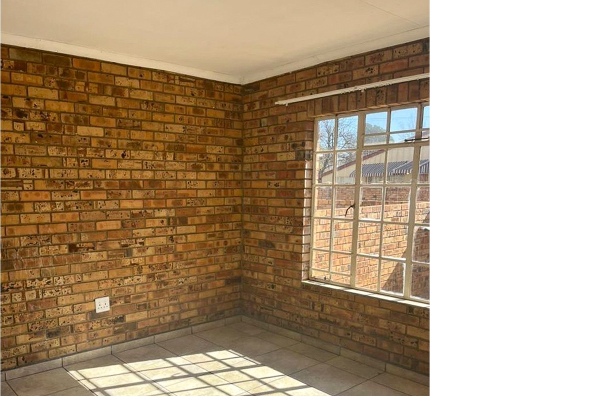 EXCELLENT OPPORTUNITY FOR INVESTOR, 3 SIMPLEX TOWNHOUSES AND 3 BEDROOM TOWNHOUSE ON LARGE STAND