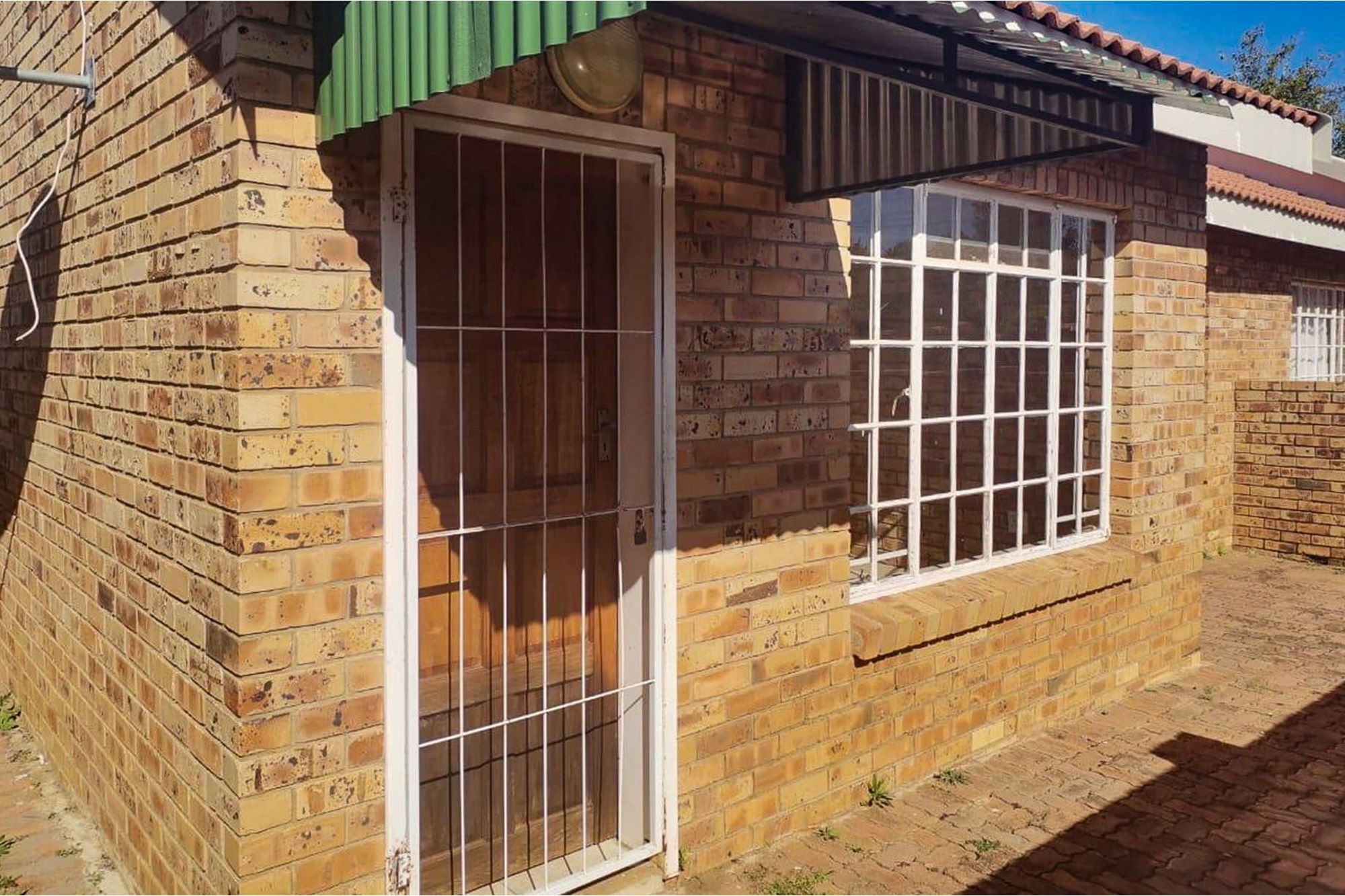 EXCELLENT OPPORTUNITY FOR INVESTOR, 3 SIMPLEX TOWNHOUSES AND 3 BEDROOM TOWNHOUSE ON LARGE STAND