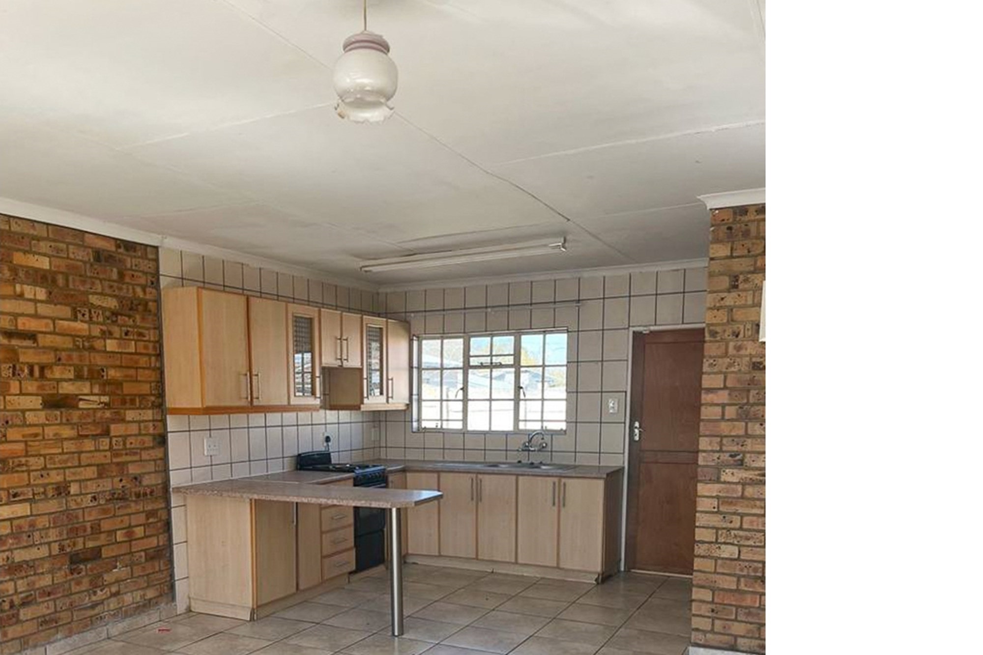 EXCELLENT OPPORTUNITY FOR INVESTOR, 3 SIMPLEX TOWNHOUSES AND 3 BEDROOM TOWNHOUSE ON LARGE STAND