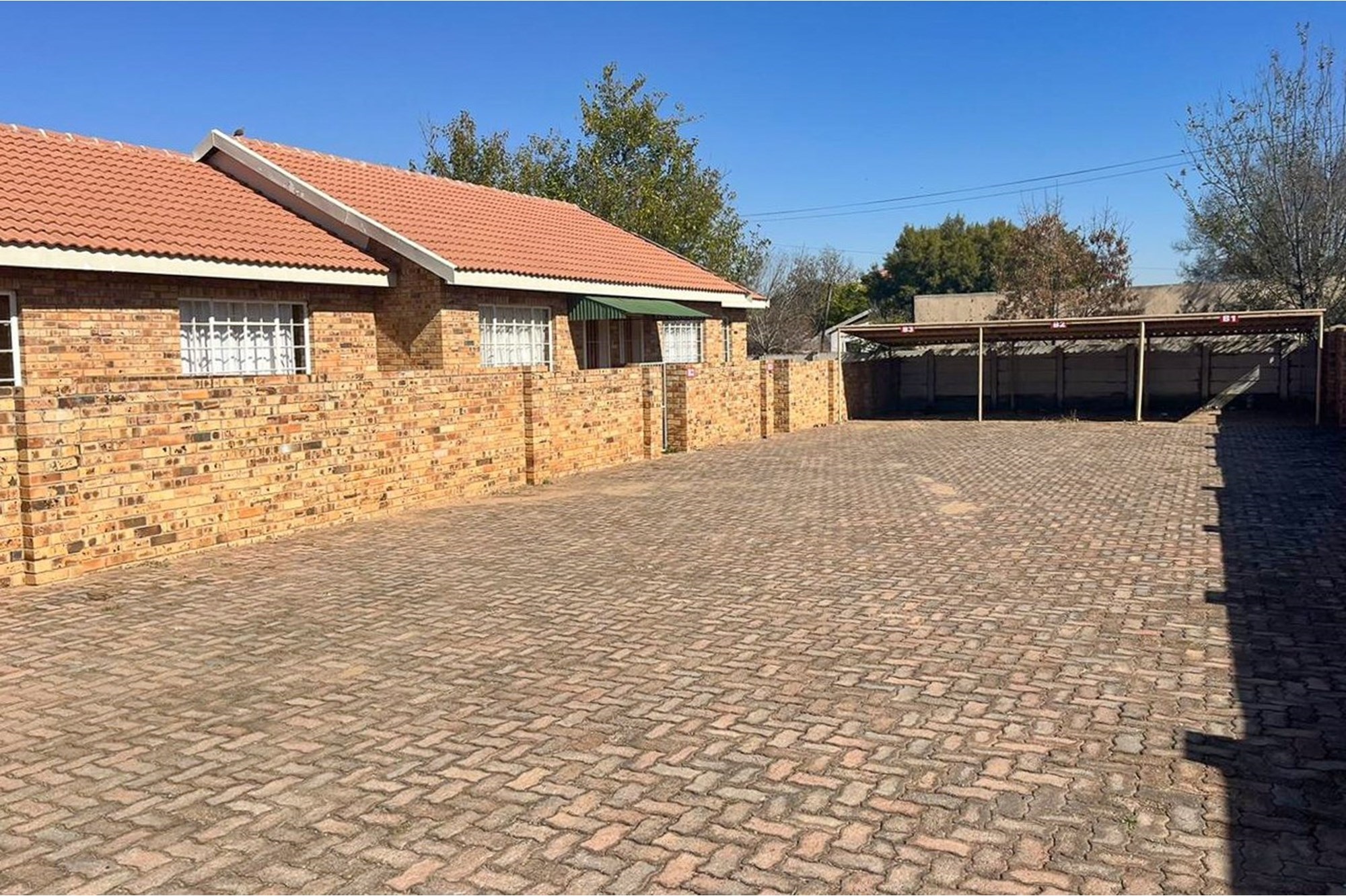 EXCELLENT OPPORTUNITY FOR INVESTOR, 3 SIMPLEX TOWNHOUSES AND 3 BEDROOM TOWNHOUSE ON LARGE STAND