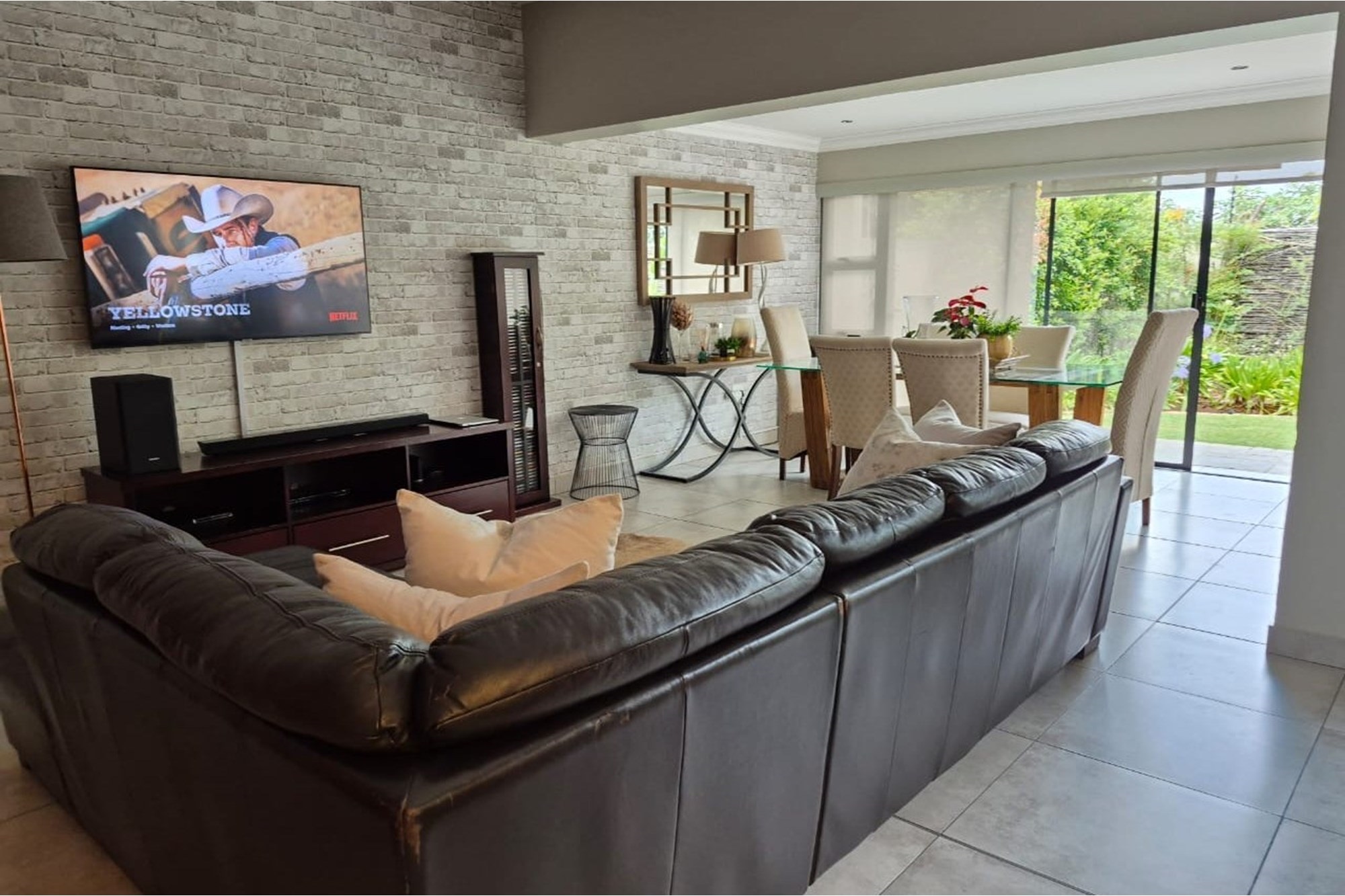 A stunning 4-bedroom house in a secure estate in Equestria!