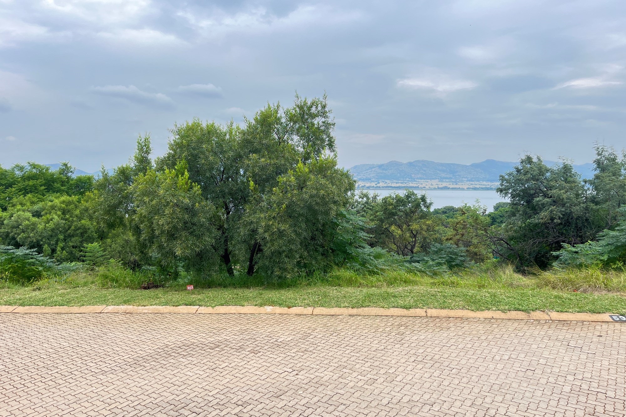 Enjoy easy access to essential amenities and a wealth of lifestyle and tourist attractions!