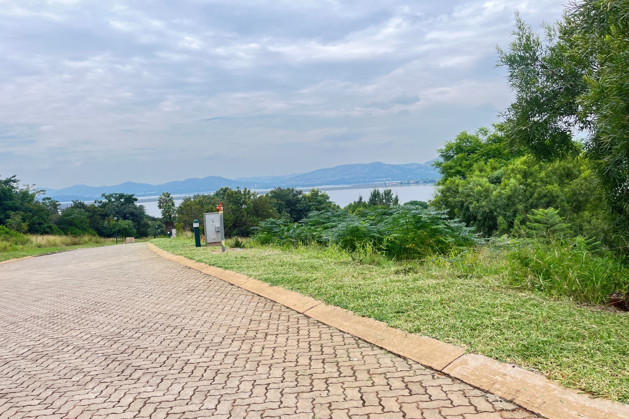 Enjoy easy access to essential amenities and a wealth of lifestyle and tourist attractions!