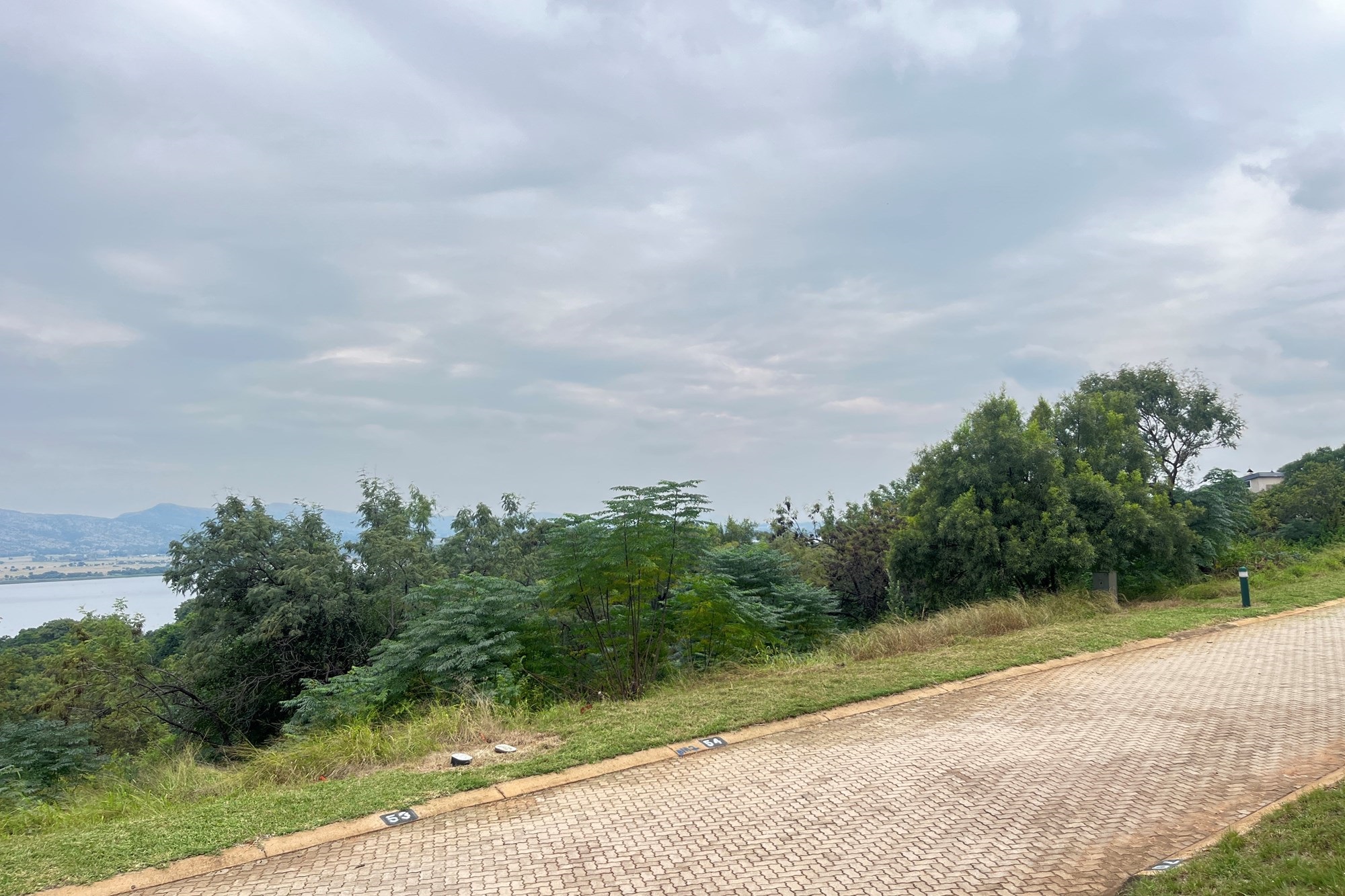 Enjoy easy access to essential amenities and a wealth of lifestyle and tourist attractions!