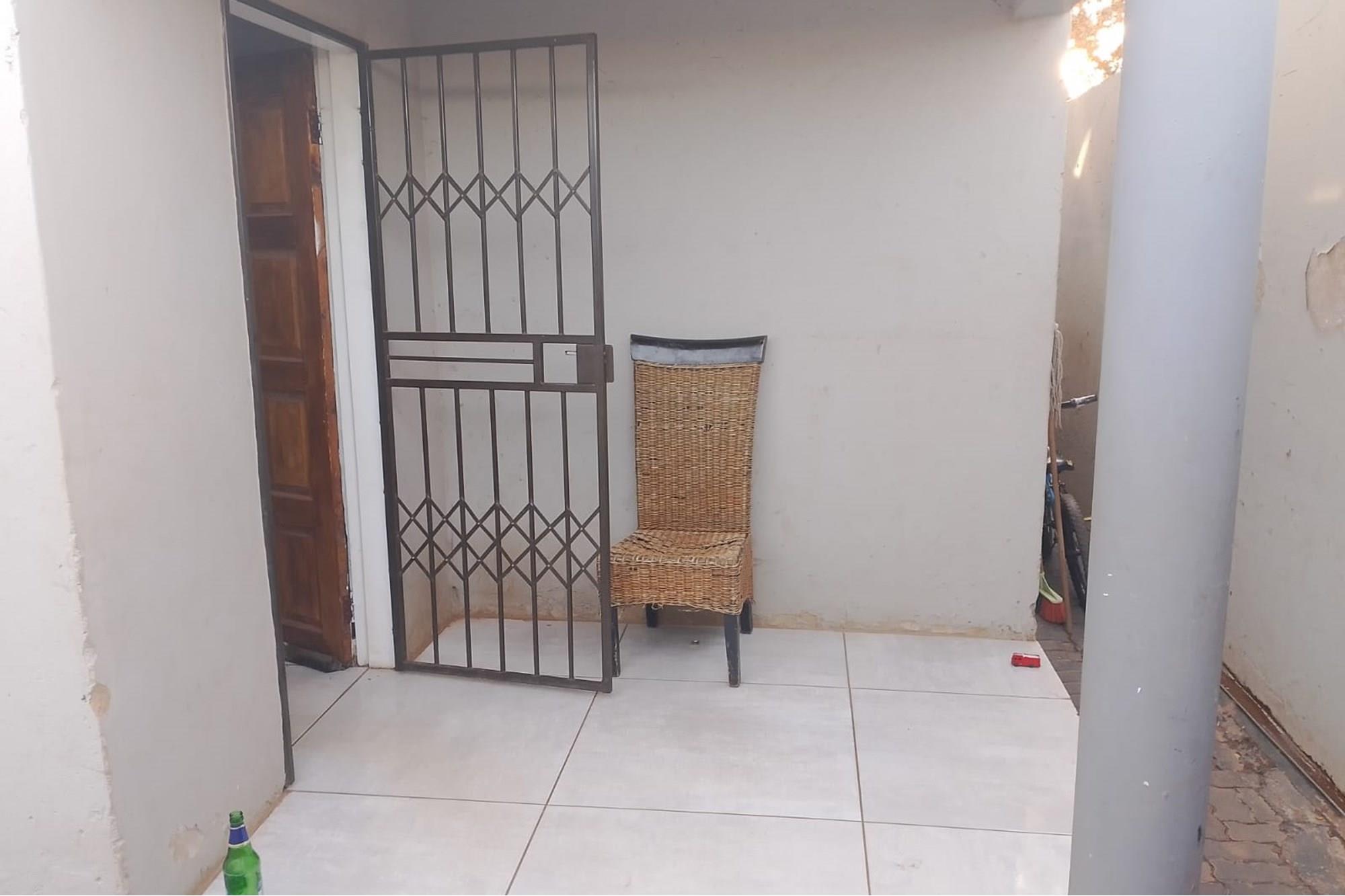 A newly build 2 bathroom with 4 outside rooms in Braamfisher