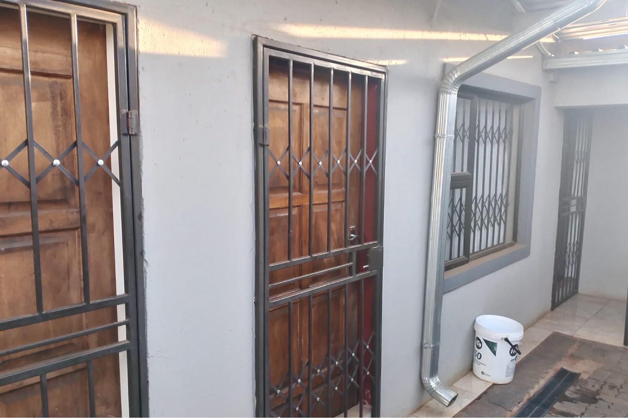 A newly build 2 bathroom with 4 outside rooms in Braamfisher
