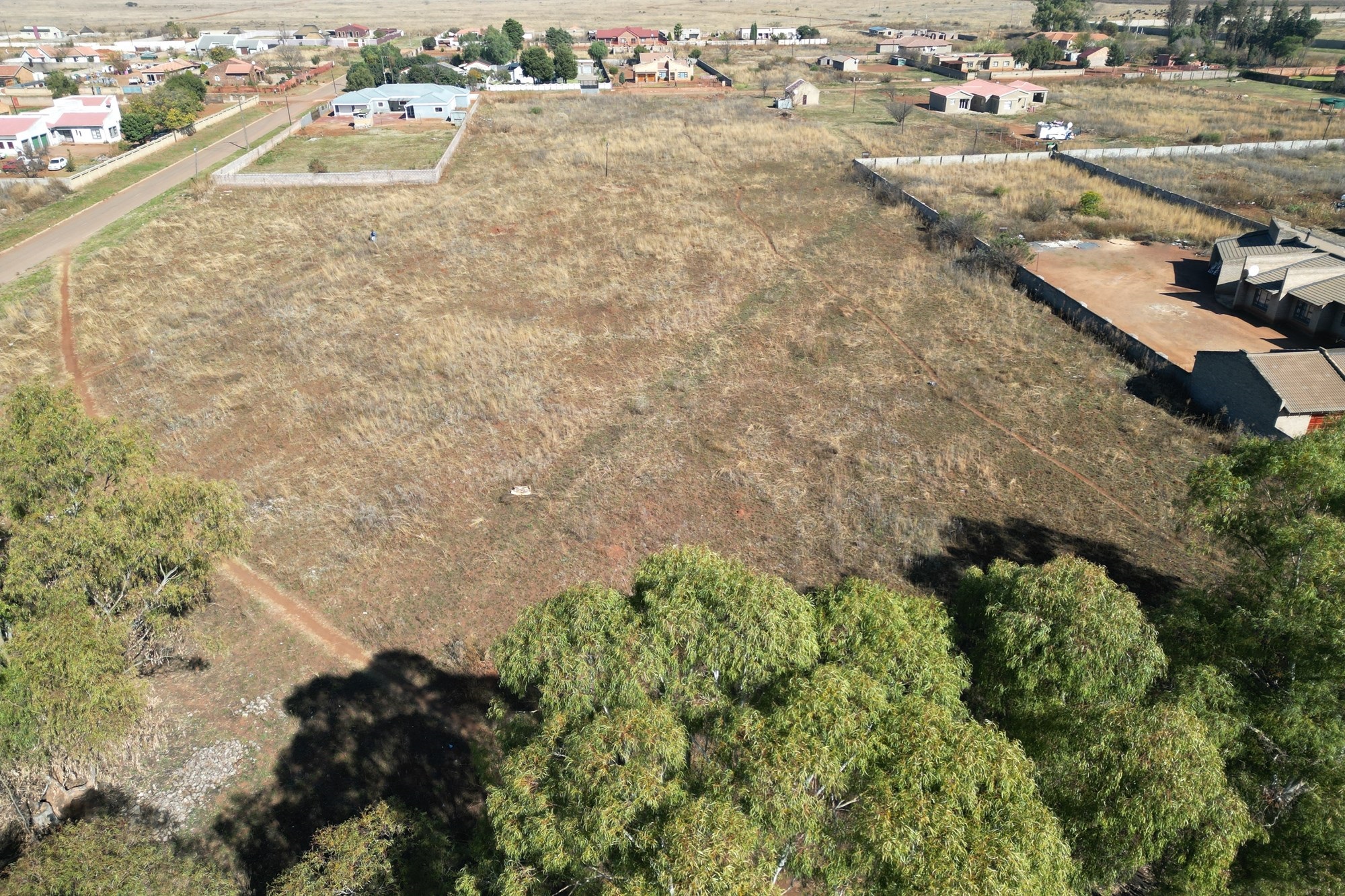 Large vacant stand with services