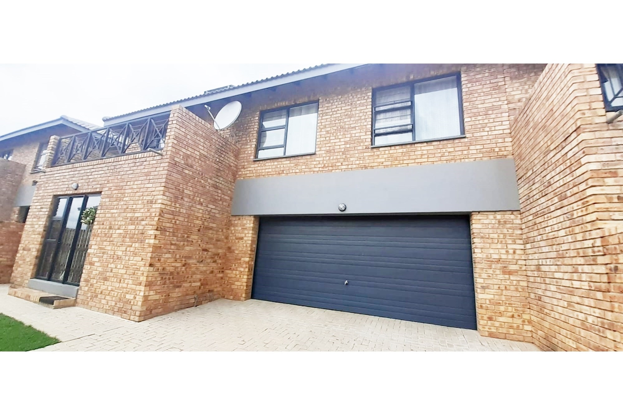 Luxury Townhouse in Ruimsig Spacious Secure 4 Beds 2.5 Baths Pool in Complex