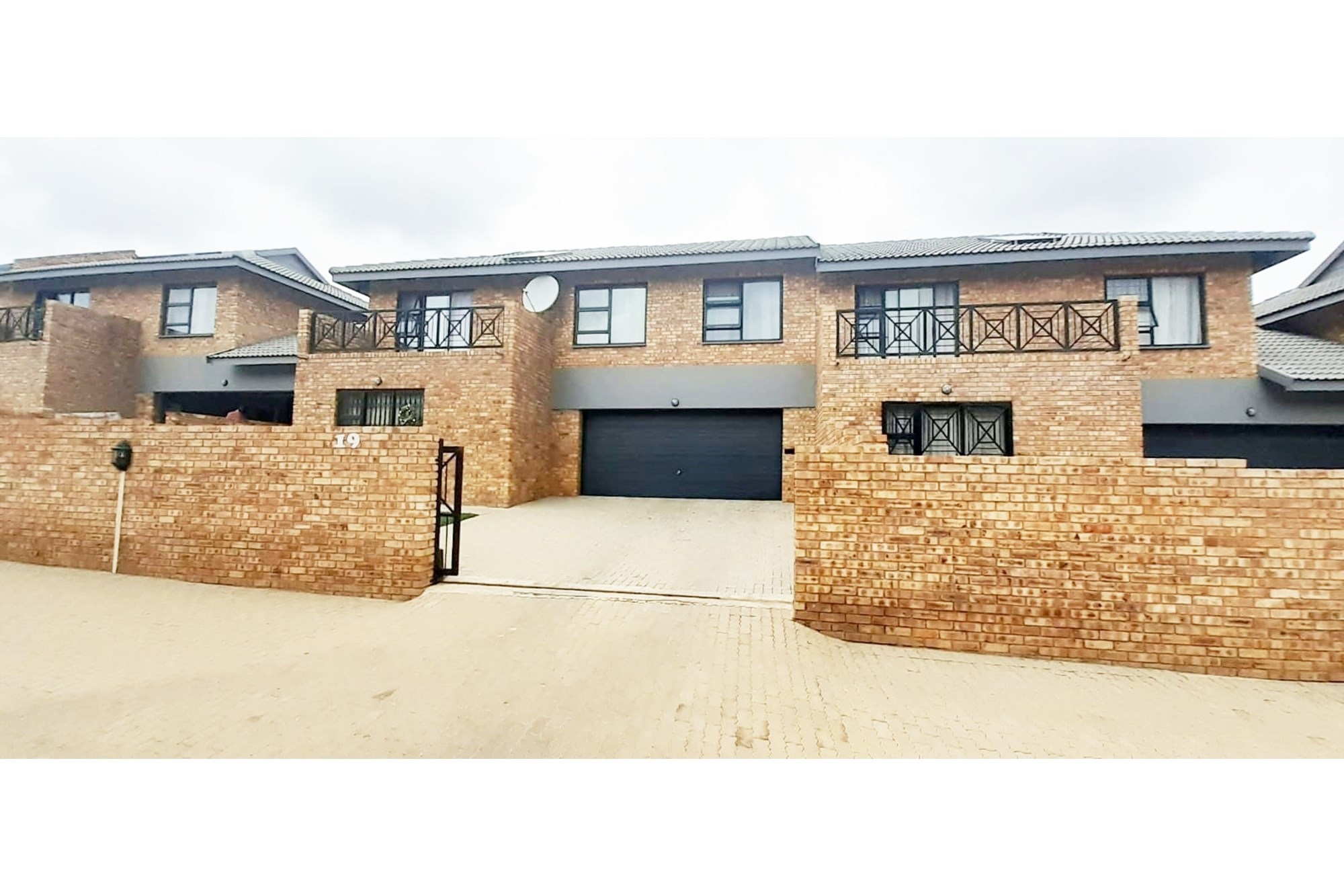 Luxury Townhouse in Ruimsig Spacious Secure 4 Beds 2.5 Baths Pool in Complex