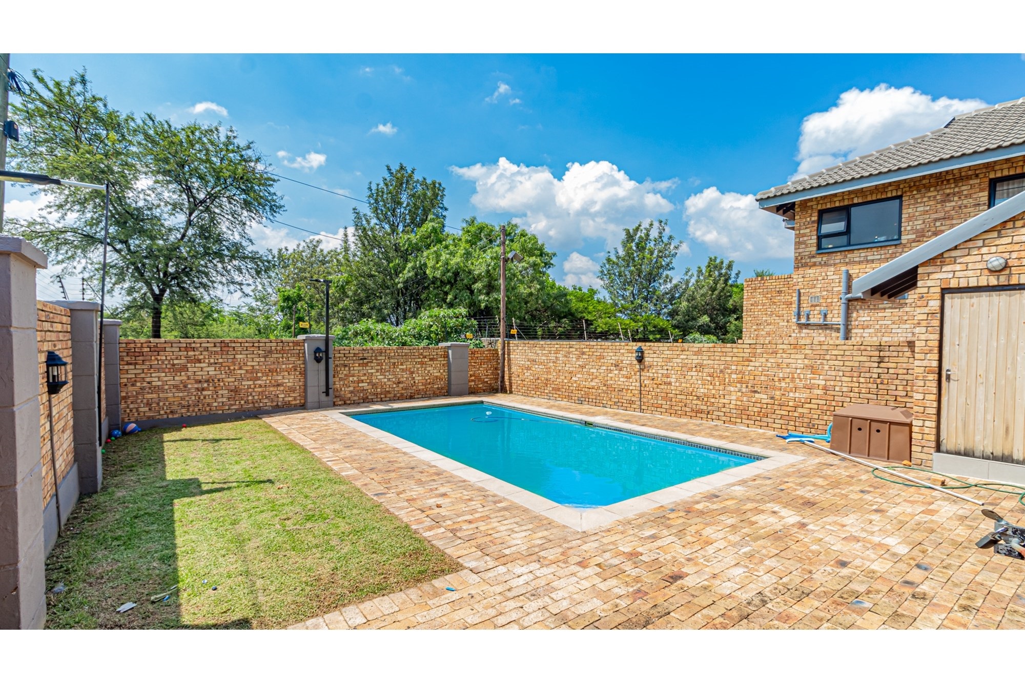 Luxury Townhouse in Ruimsig Spacious Secure 4 Beds 2.5 Baths Pool in Complex