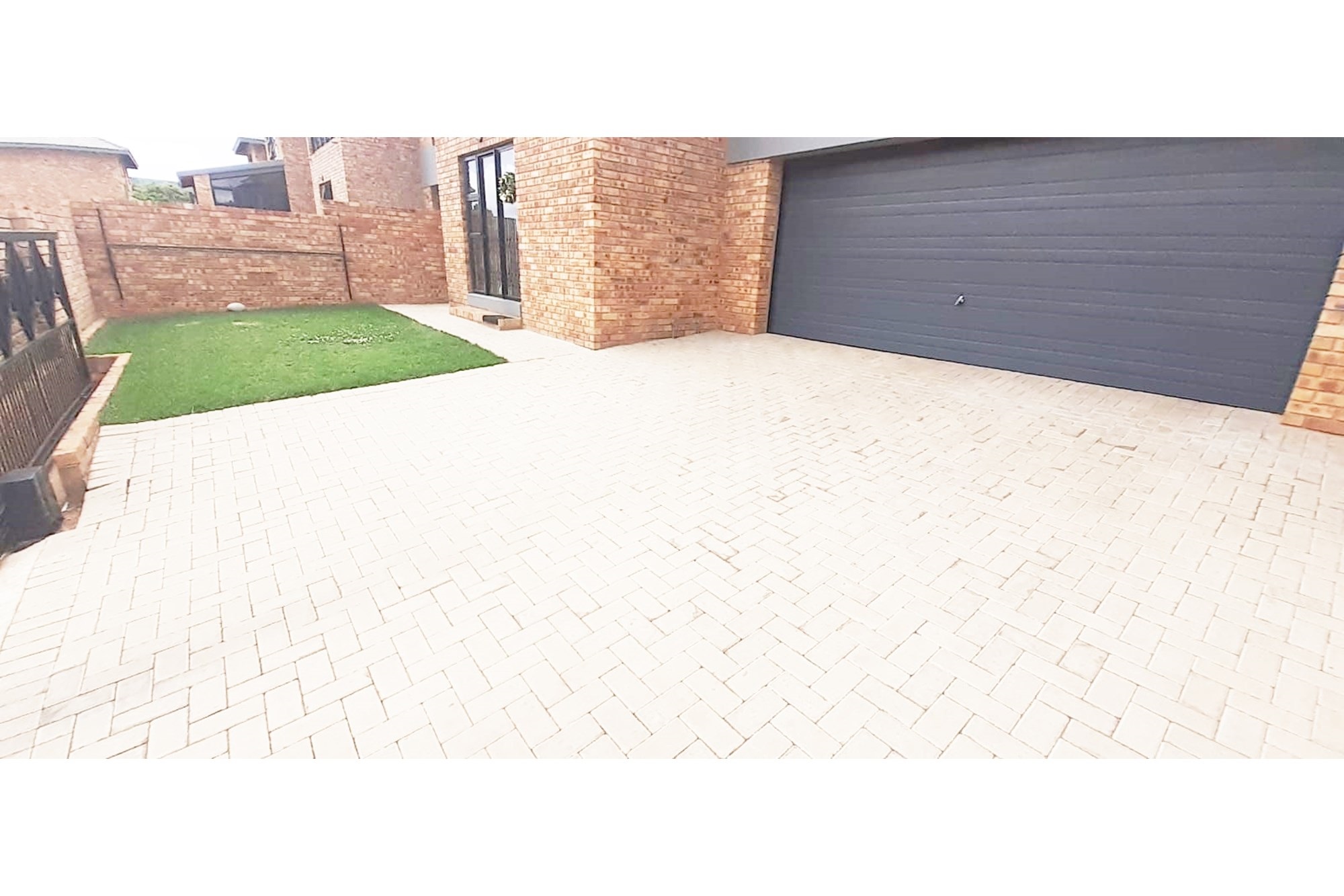 Luxury Townhouse in Ruimsig Spacious Secure 4 Beds 2.5 Baths Pool in Complex