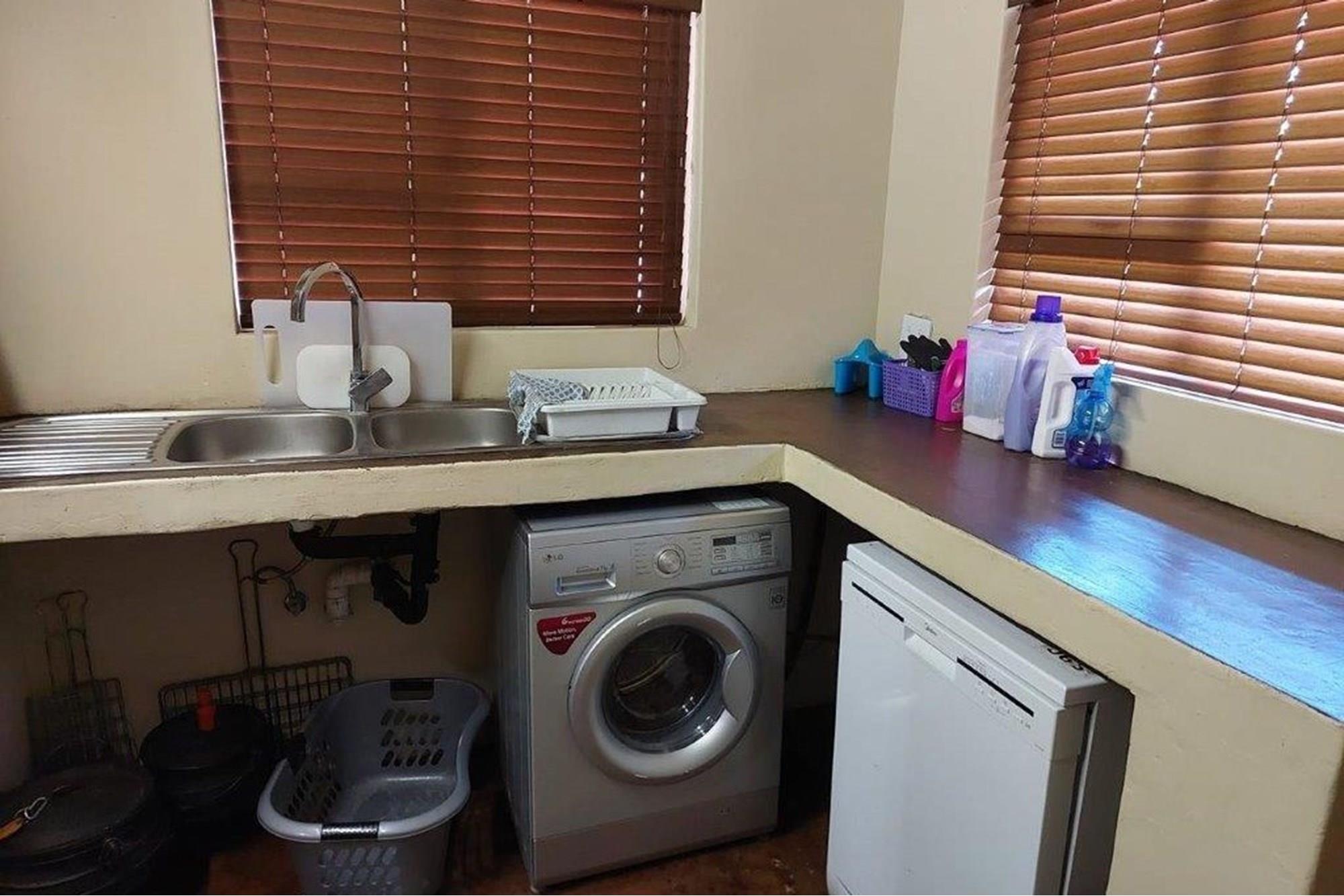 Large thatched 4 bedroom house with a flatlet. Offers welcome