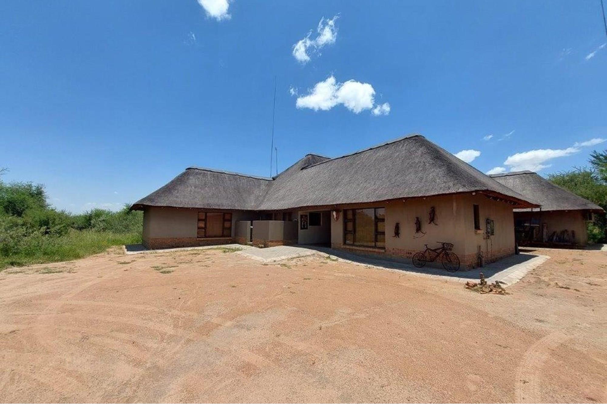 Large thatched 4 bedroom house with a flatlet. Offers welcome