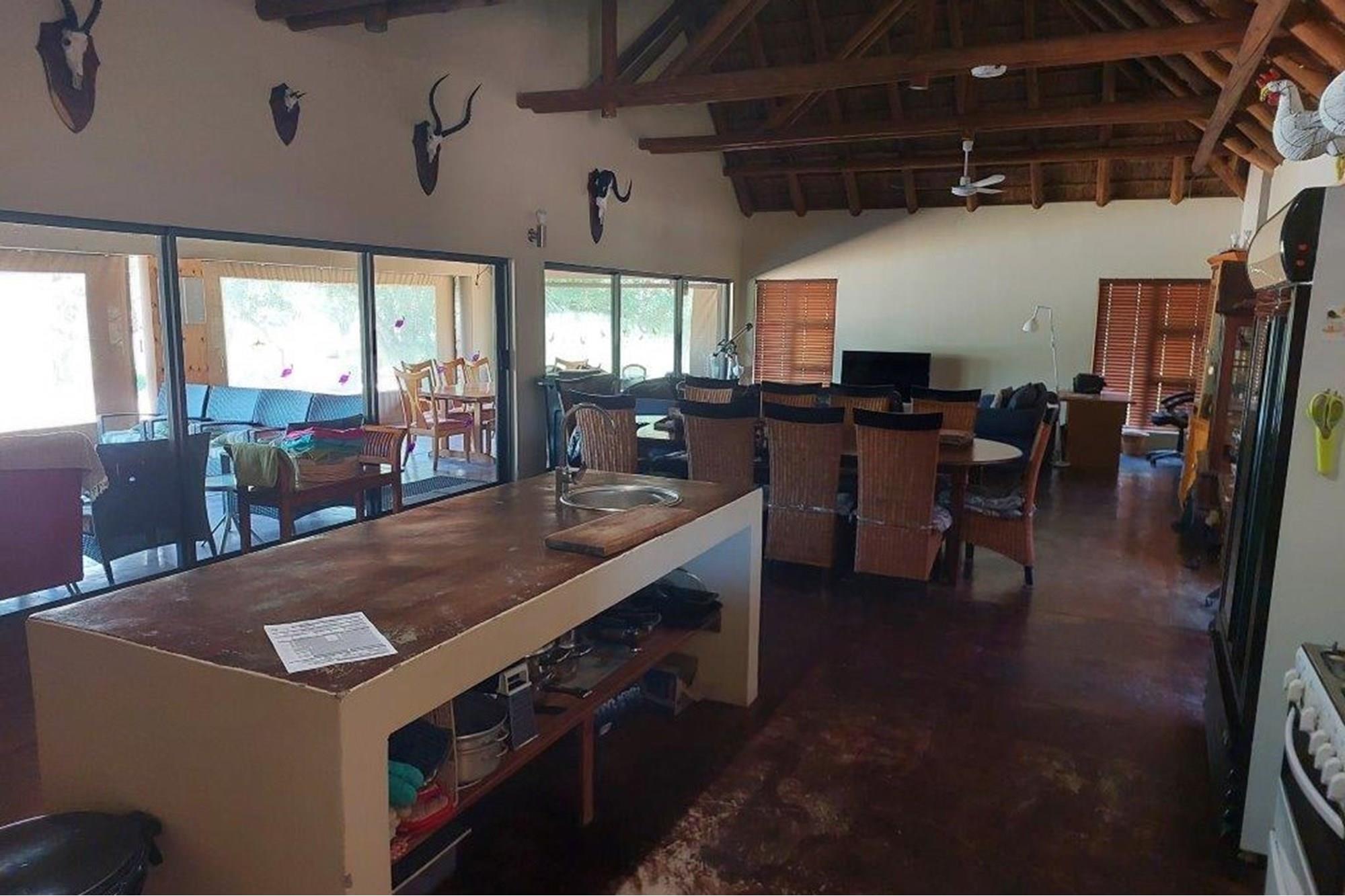 Large thatched 4 bedroom house with a flatlet. Offers welcome