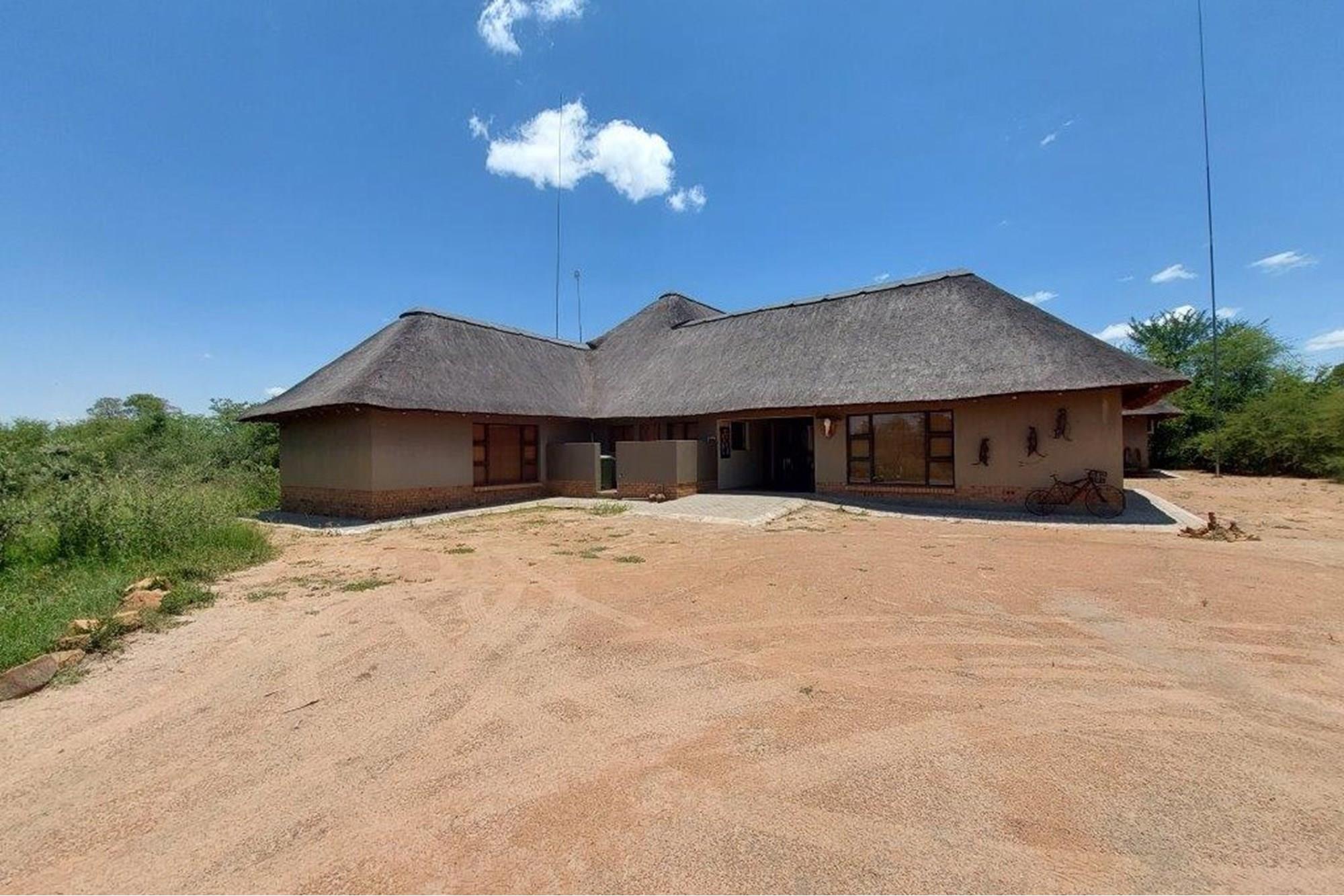 Large thatched 4 bedroom house with a flatlet. Offers welcome