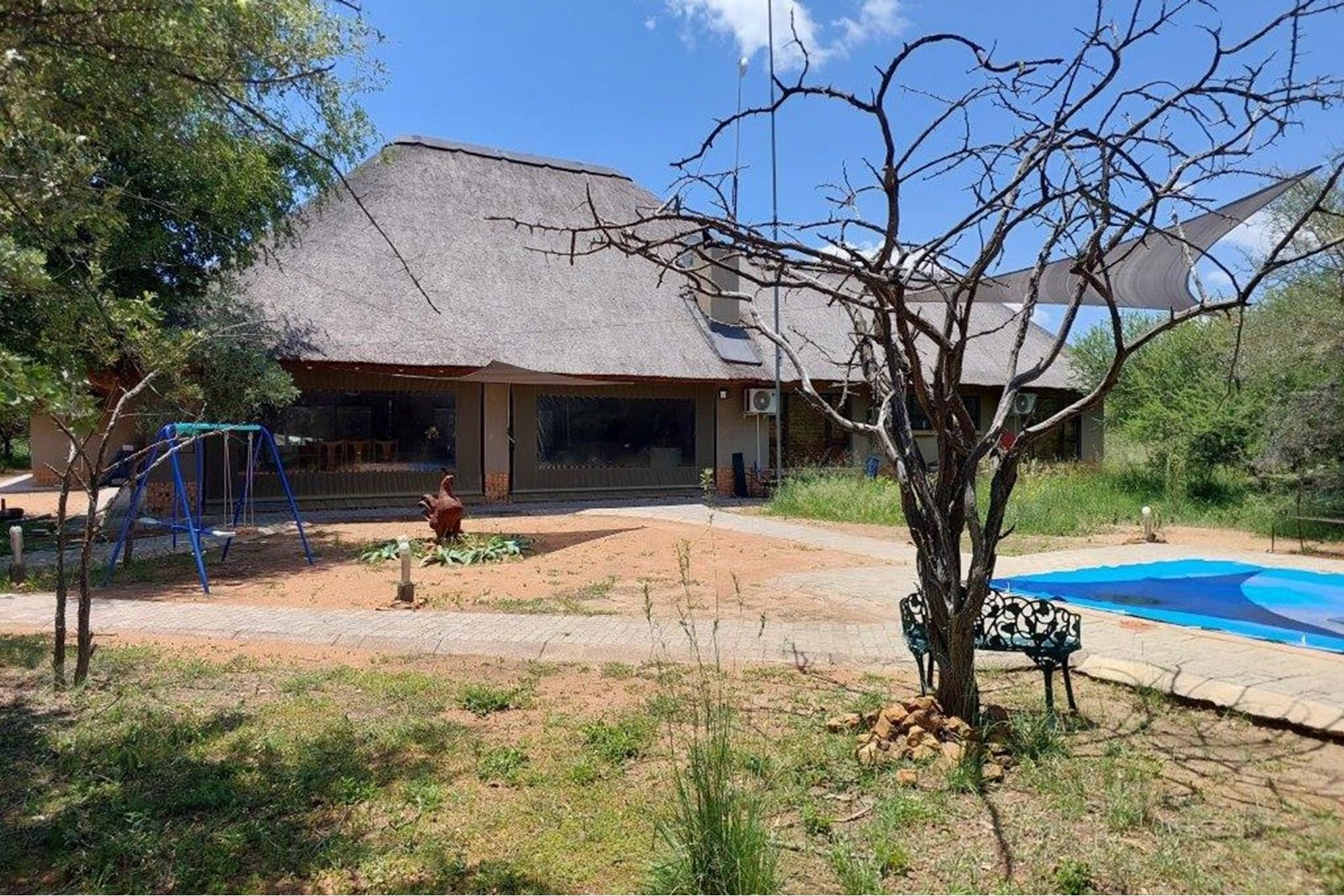 Large thatched 4 bedroom house with a flatlet. Offers welcome