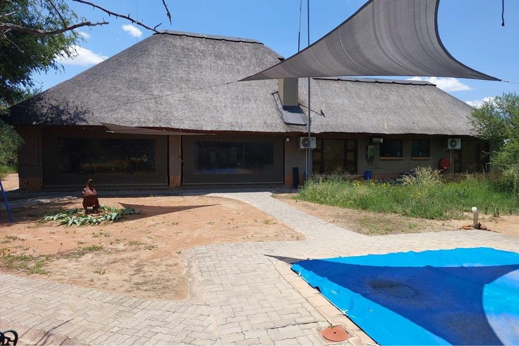 Large thatched 4 bedroom house with a flatlet. Offers welcome