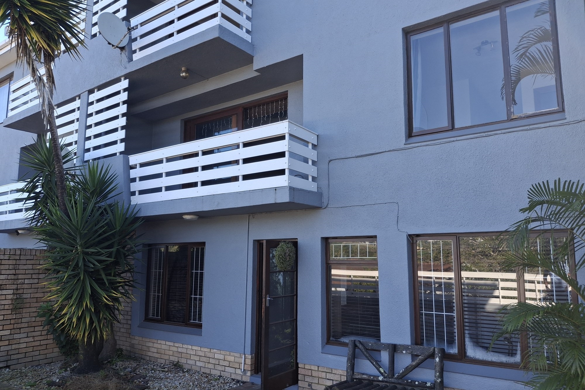 Do not miss out on this well priced 2 bedroom duplex unit located in Beacon Bay
