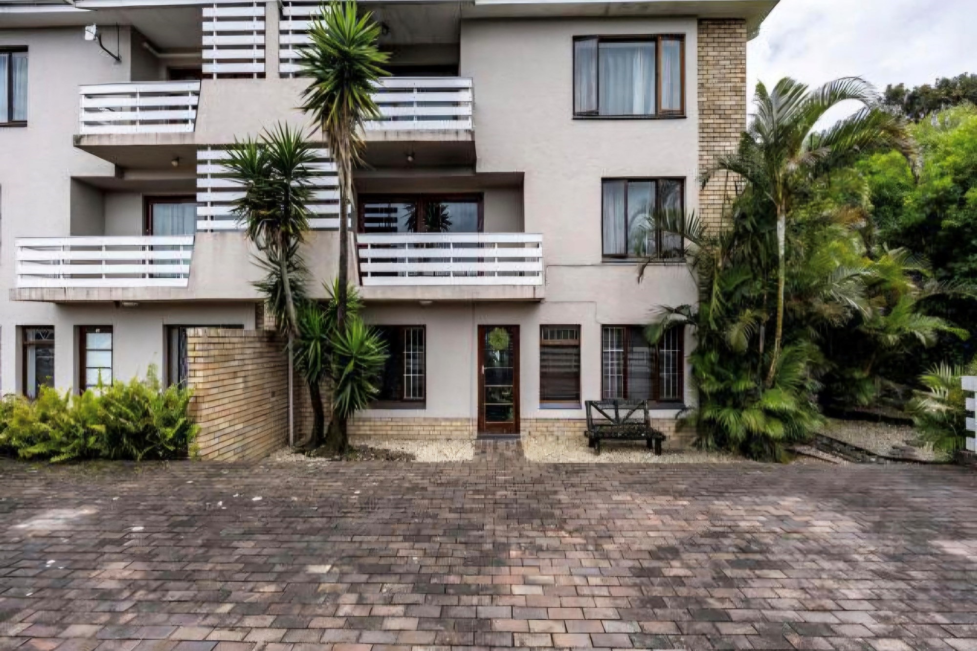 Do not miss out on this well priced 2 bedroom duplex unit located in Beacon Bay