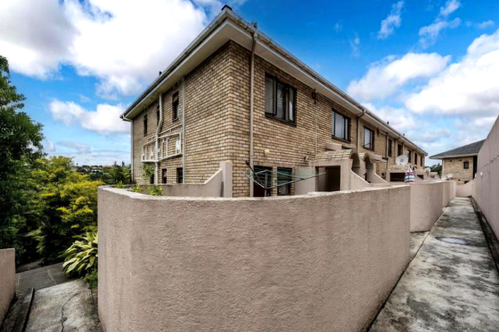 Do not miss out on this well priced 2 bedroom duplex unit located in Beacon Bay