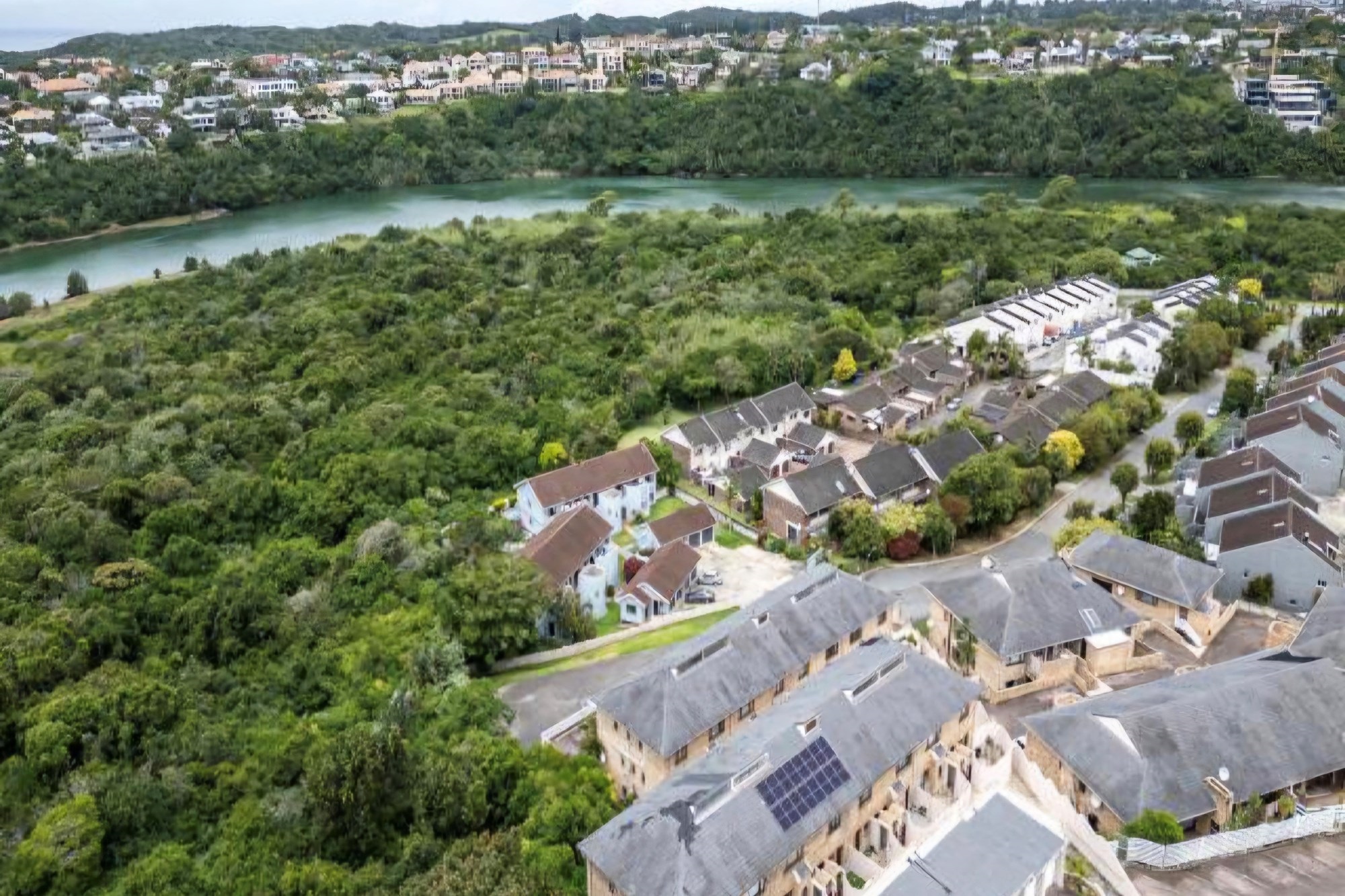 Do not miss out on this well priced 2 bedroom duplex unit located in Beacon Bay