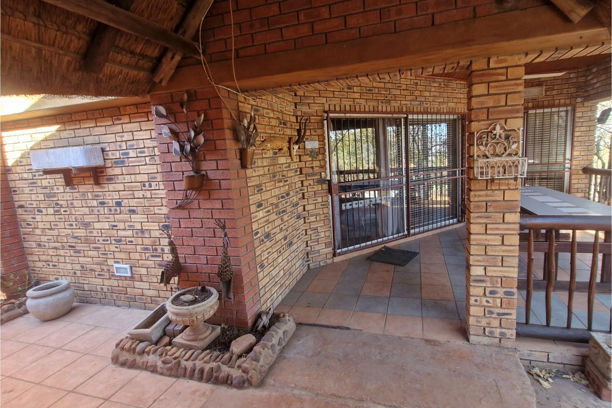 OUTDOORS ENTERTAINMENT AREA - 3 BEDROOM HOUSE