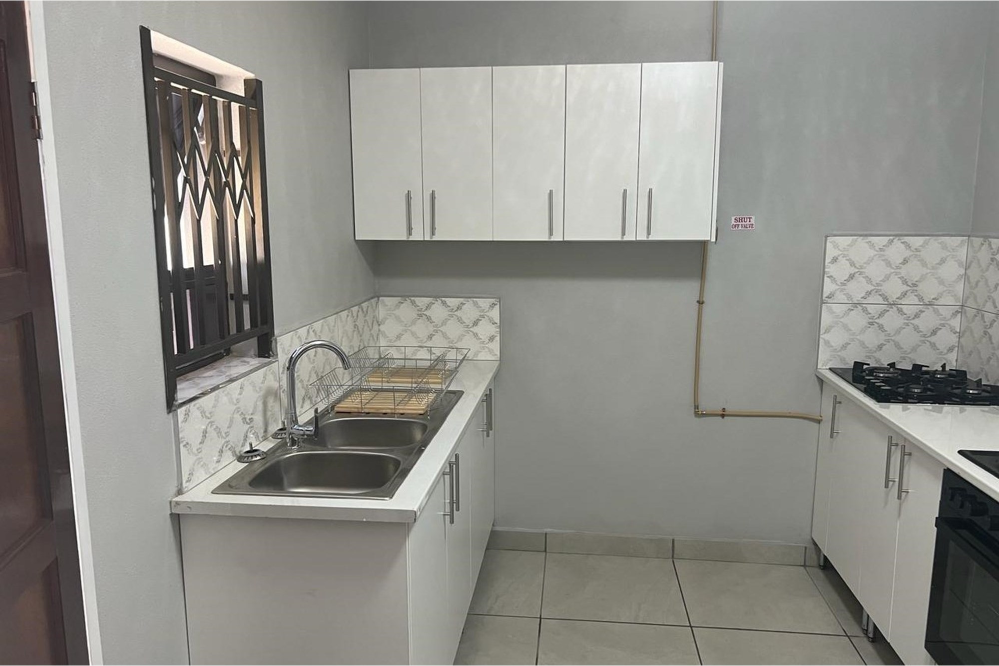Investor’s Dream: Modern 10-Bedroom Property with Business Zoning