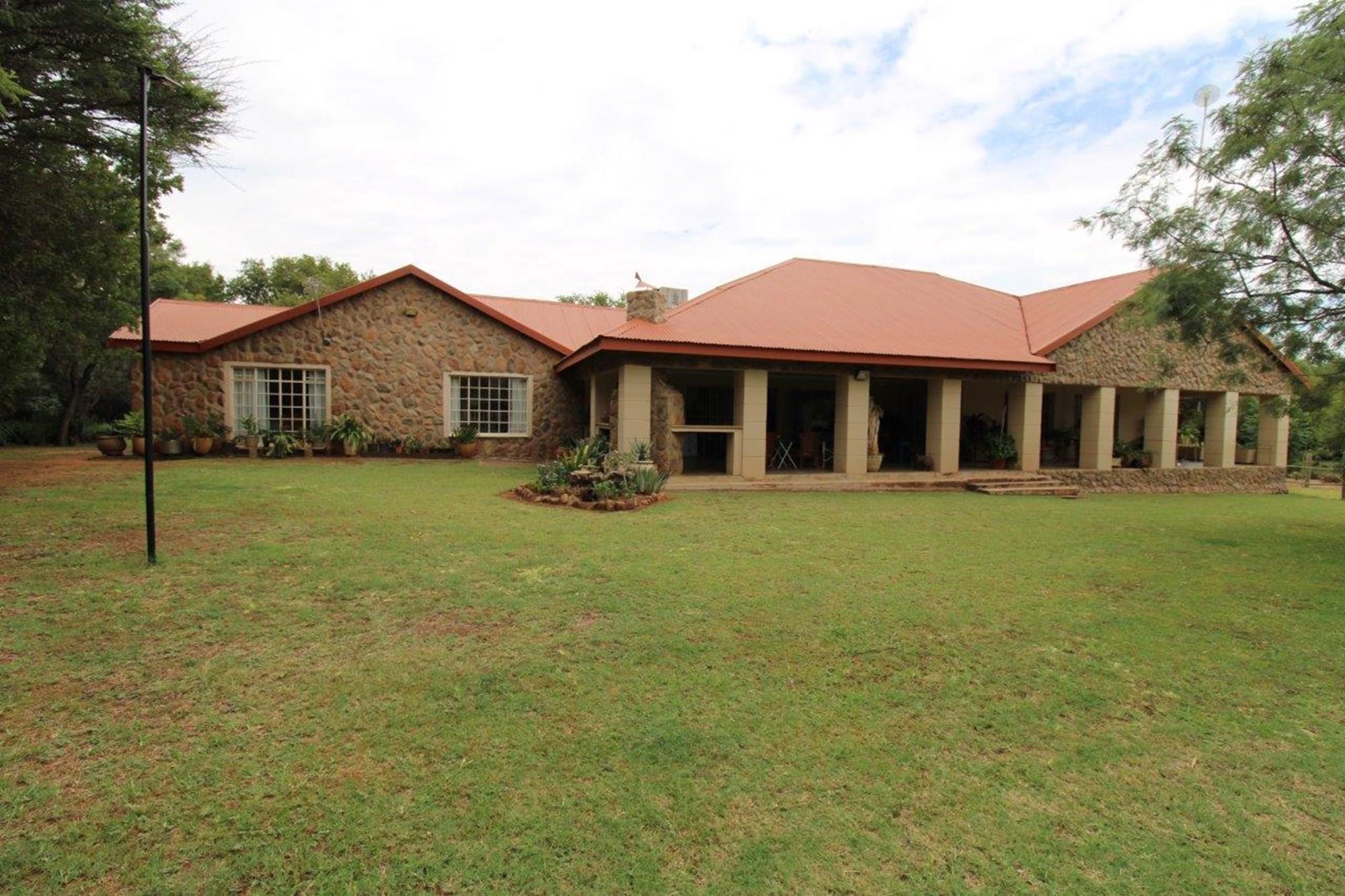 21 ha Farm near Bela-Bela with spectacular mountain views and spacious 3 bedroom manor house