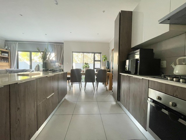 Duplex for sale in Bryanston, Sandton, 211 m²
