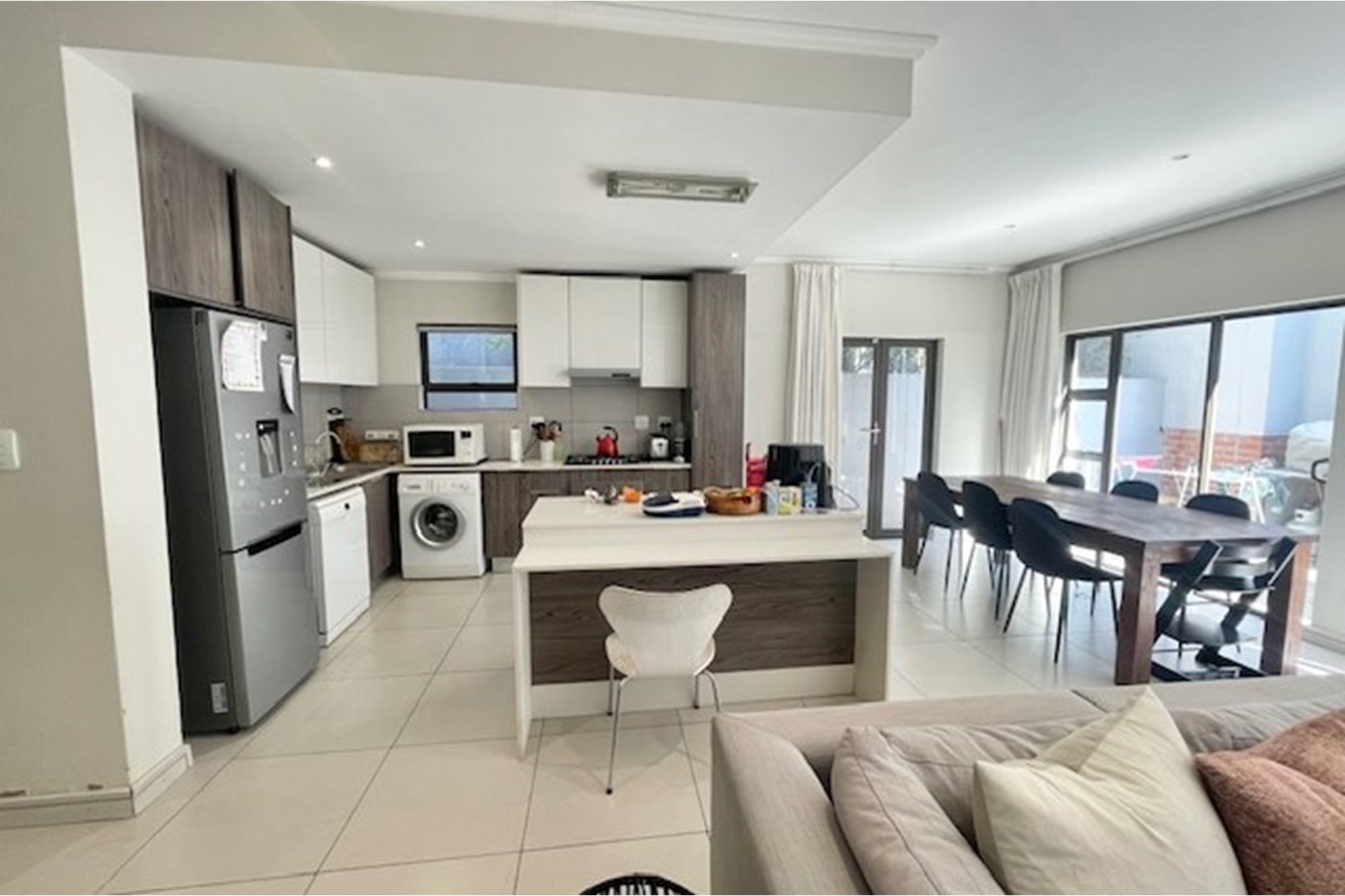3 bed and 3 full en-suite bathrooms in Bryanston East secure complex