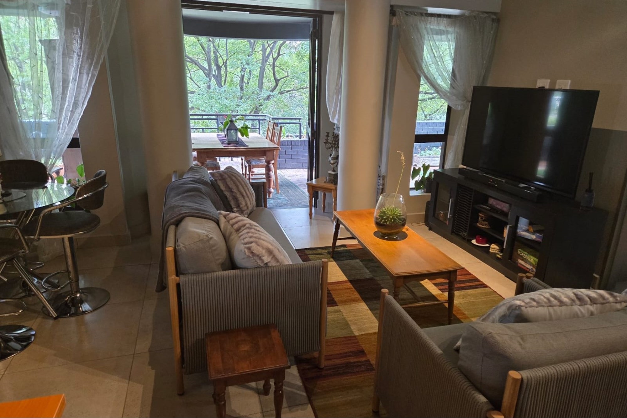 Resort Living in a 2-bedroom, 2-bathroom upmarket Apartment in St Andrews, Bedfordview.