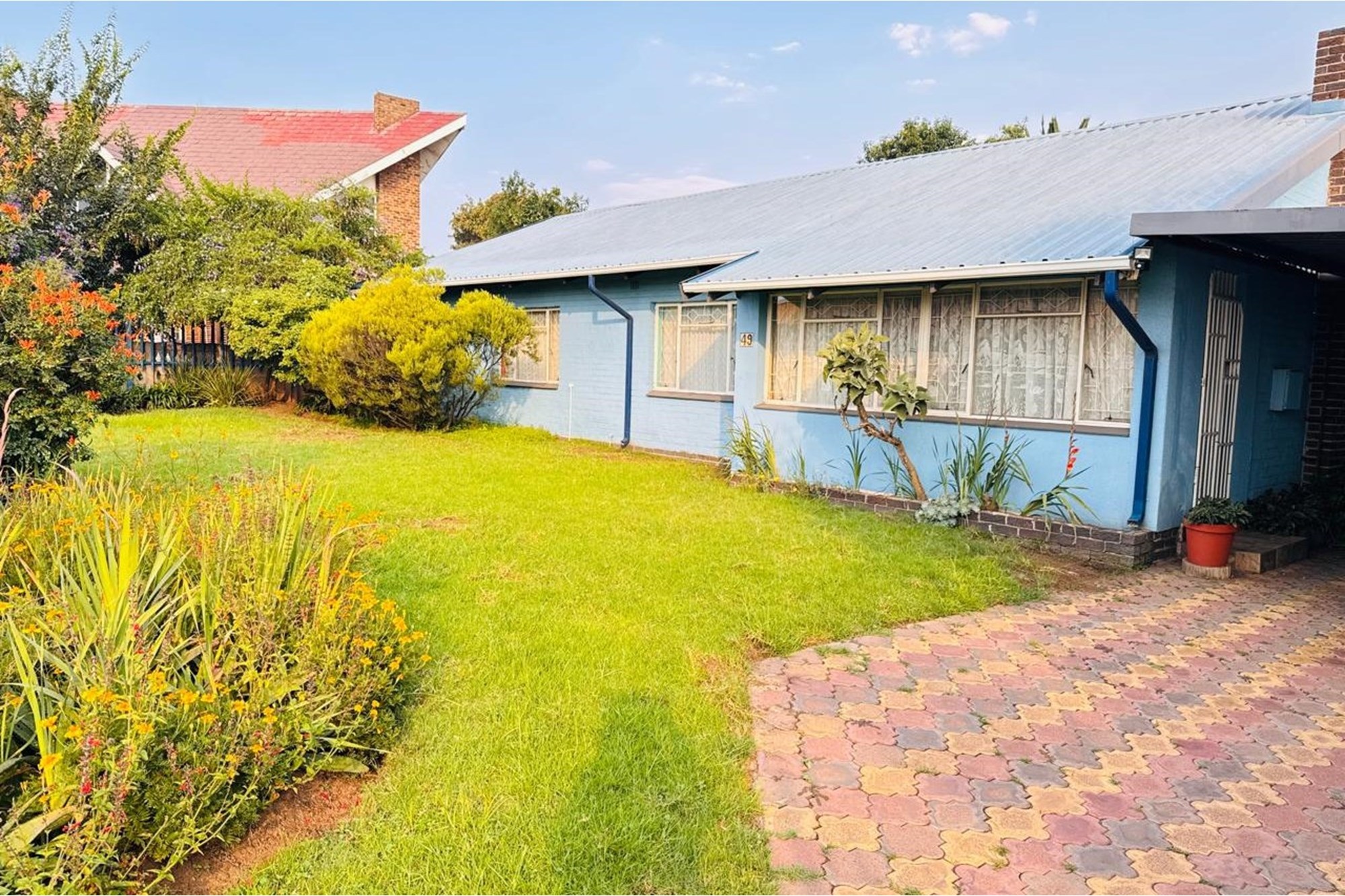 992 m² Zoned for business/commercial 3-Bedroom Home, 2-bathroom, Garage and Carport