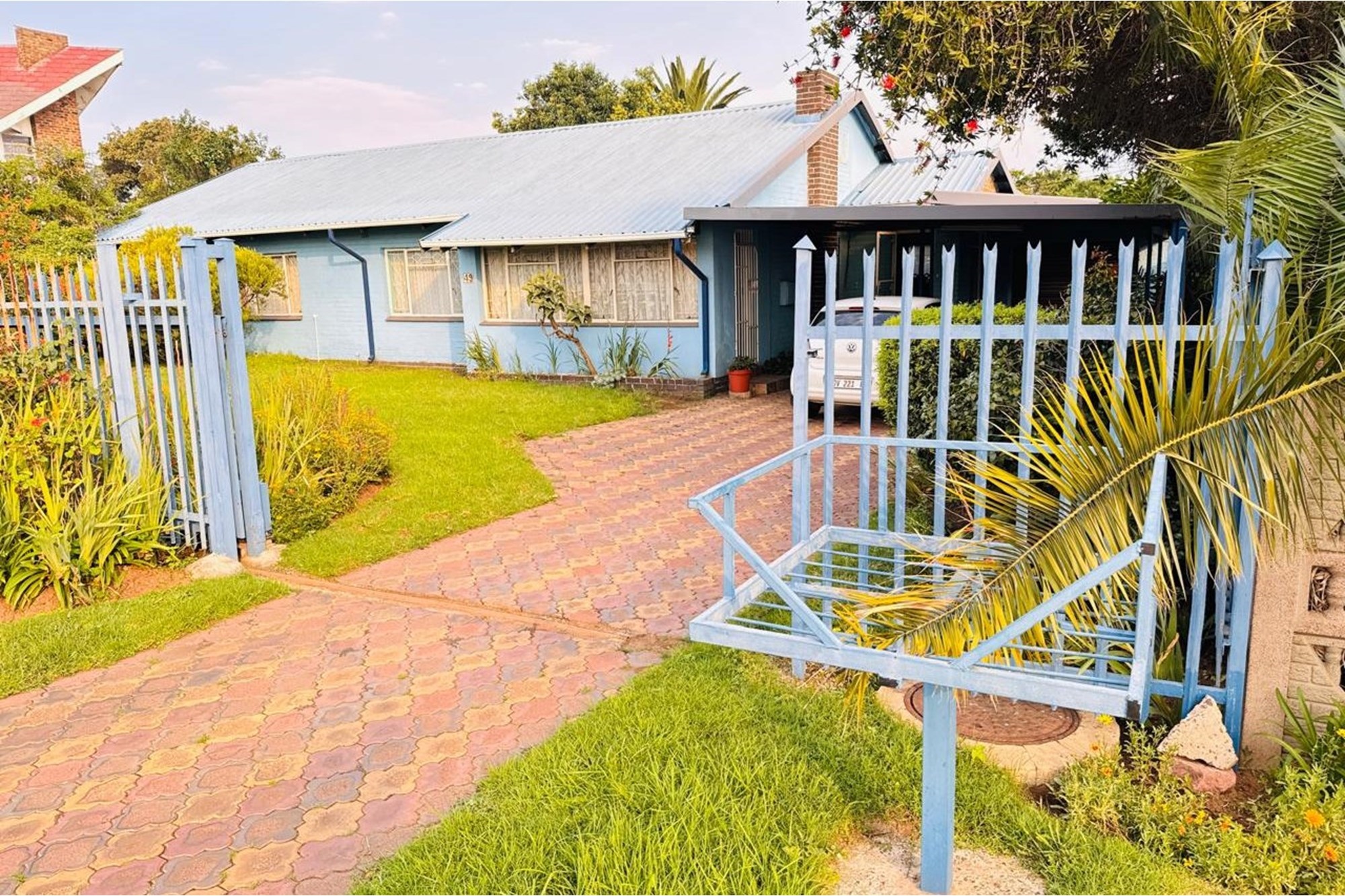 992 m² Zoned for business/commercial 3-Bedroom Home, 2-bathroom, Garage and Carport