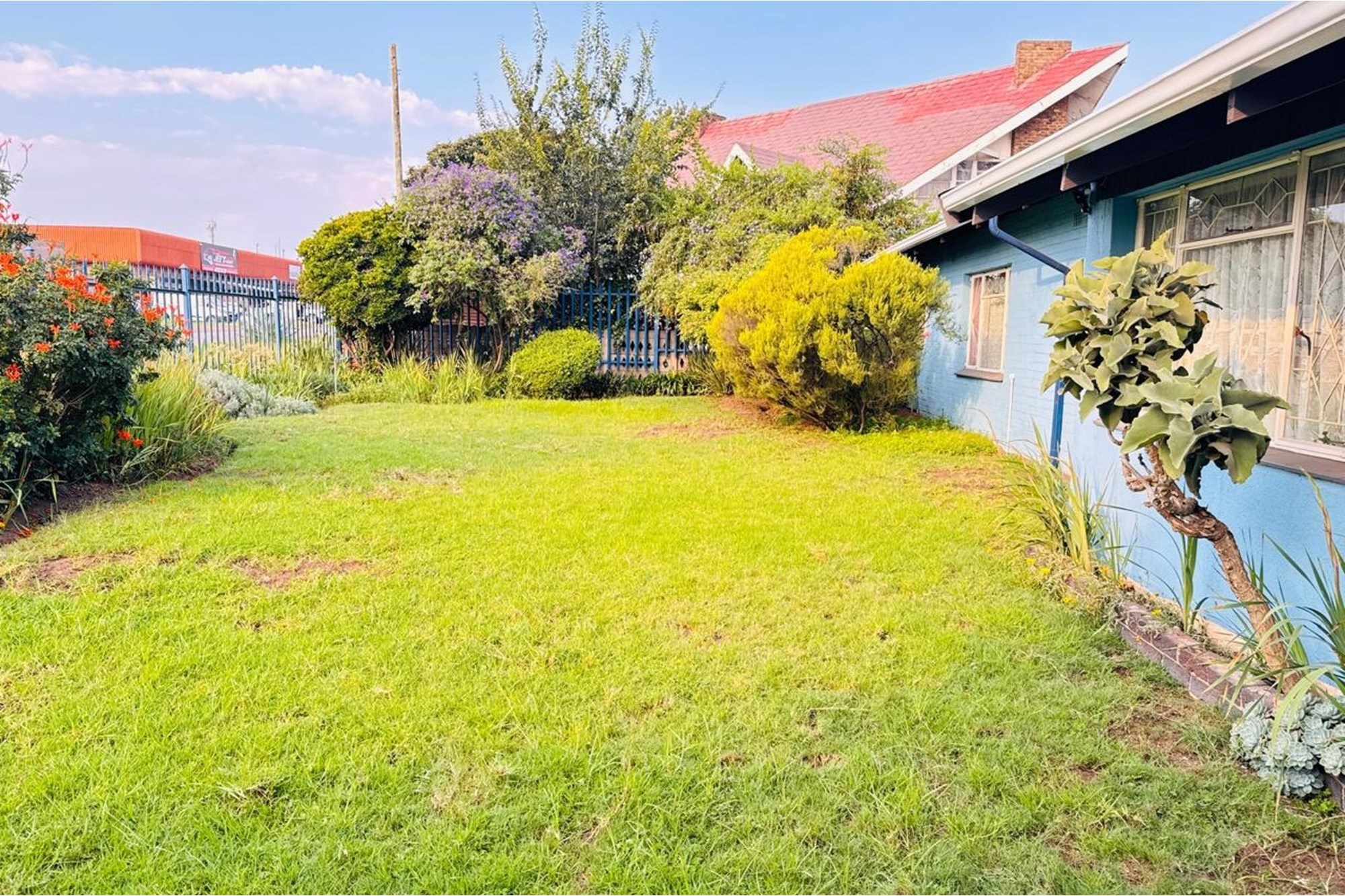 992 m² Zoned for business/commercial 3-Bedroom Home, 2-bathroom, Garage and Carport